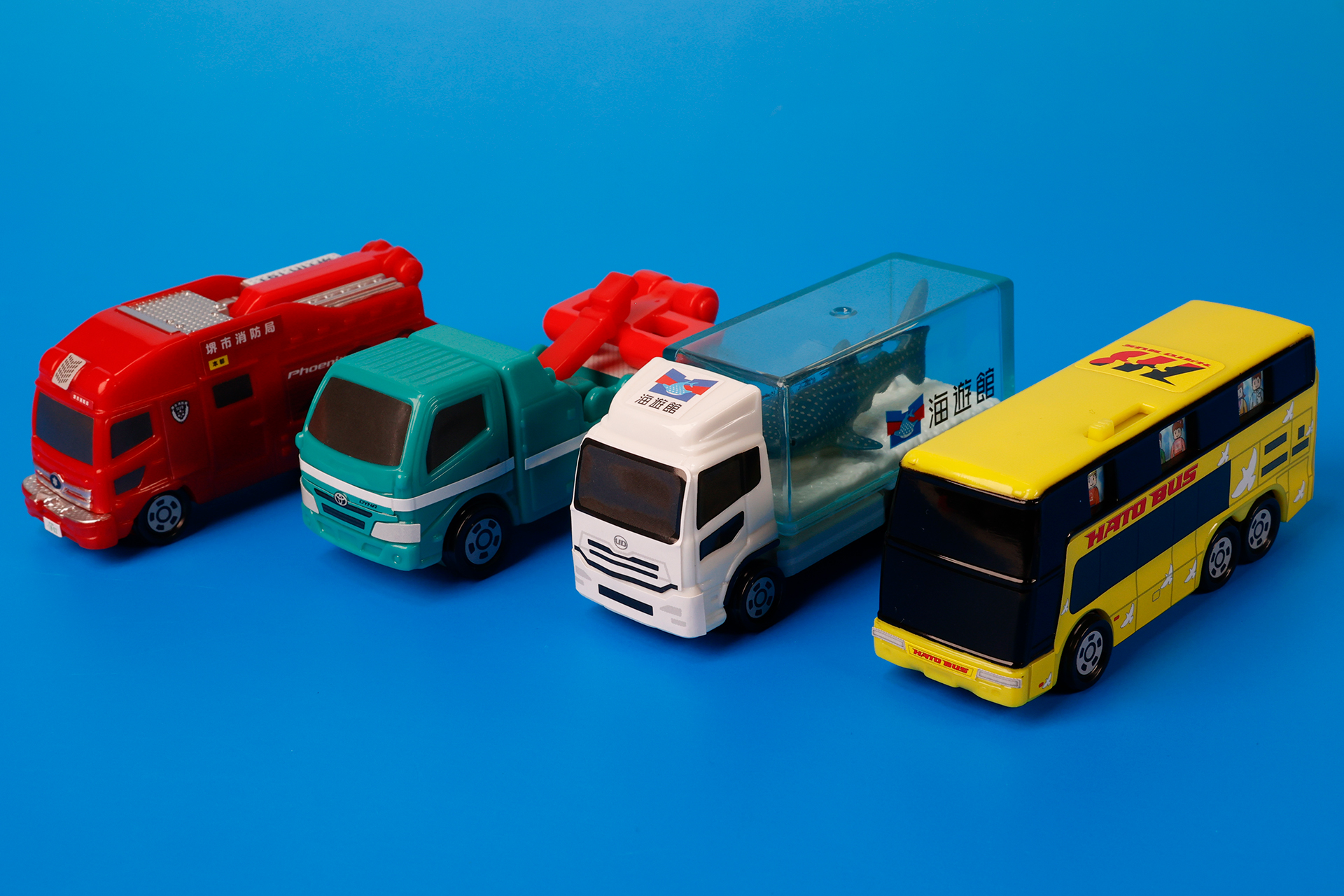こちらが第2弾（4月28日～5月11日）のハッピーセット「トミカ」に登場するおもちゃ。写真左から「堺市消防局 特別高度救助工作車」、「水族館トラック」、「トヨタ ダイナ レッカー車」、「はとバス」