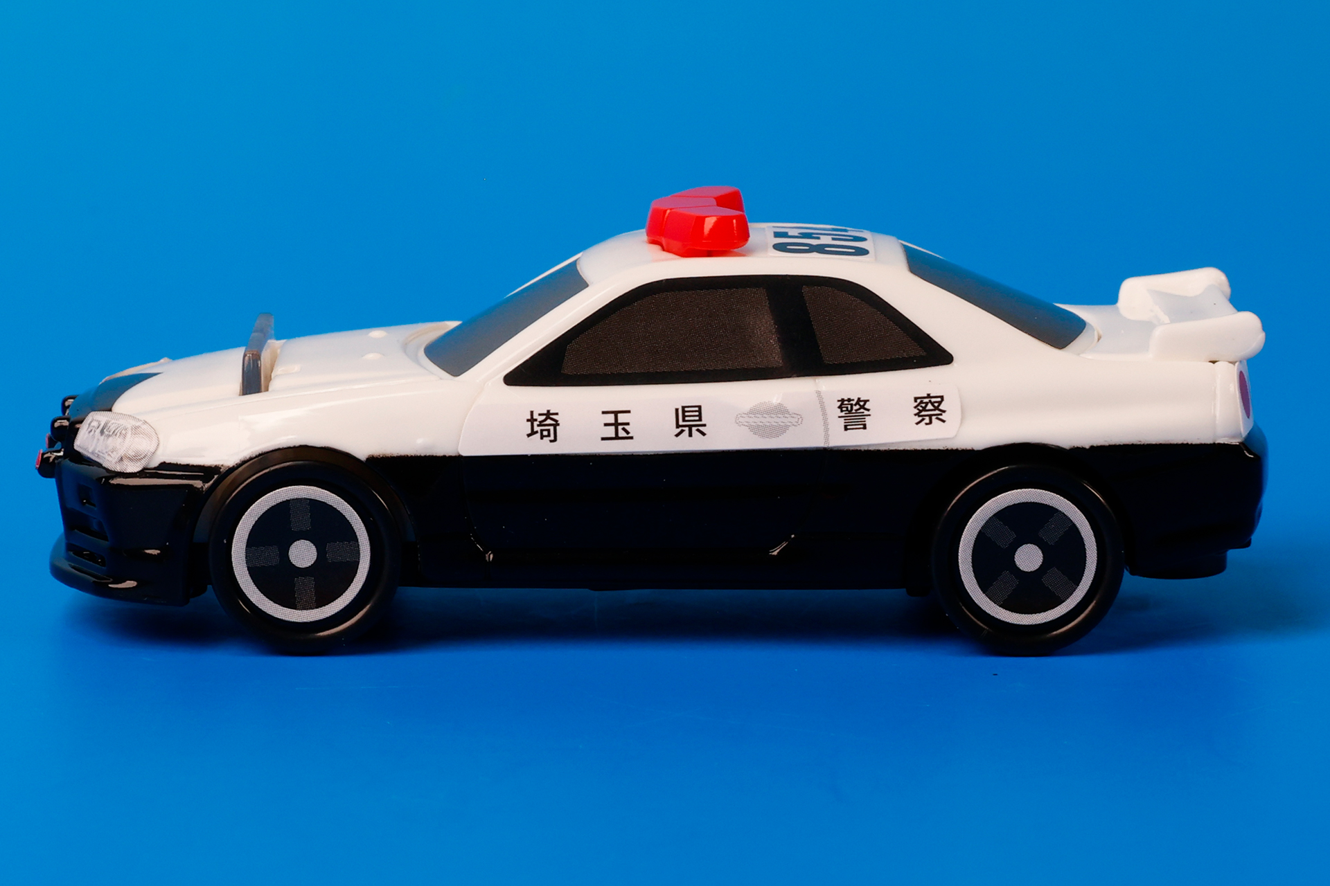 ドアにはシールで「埼玉県警察」の文字も再現されている