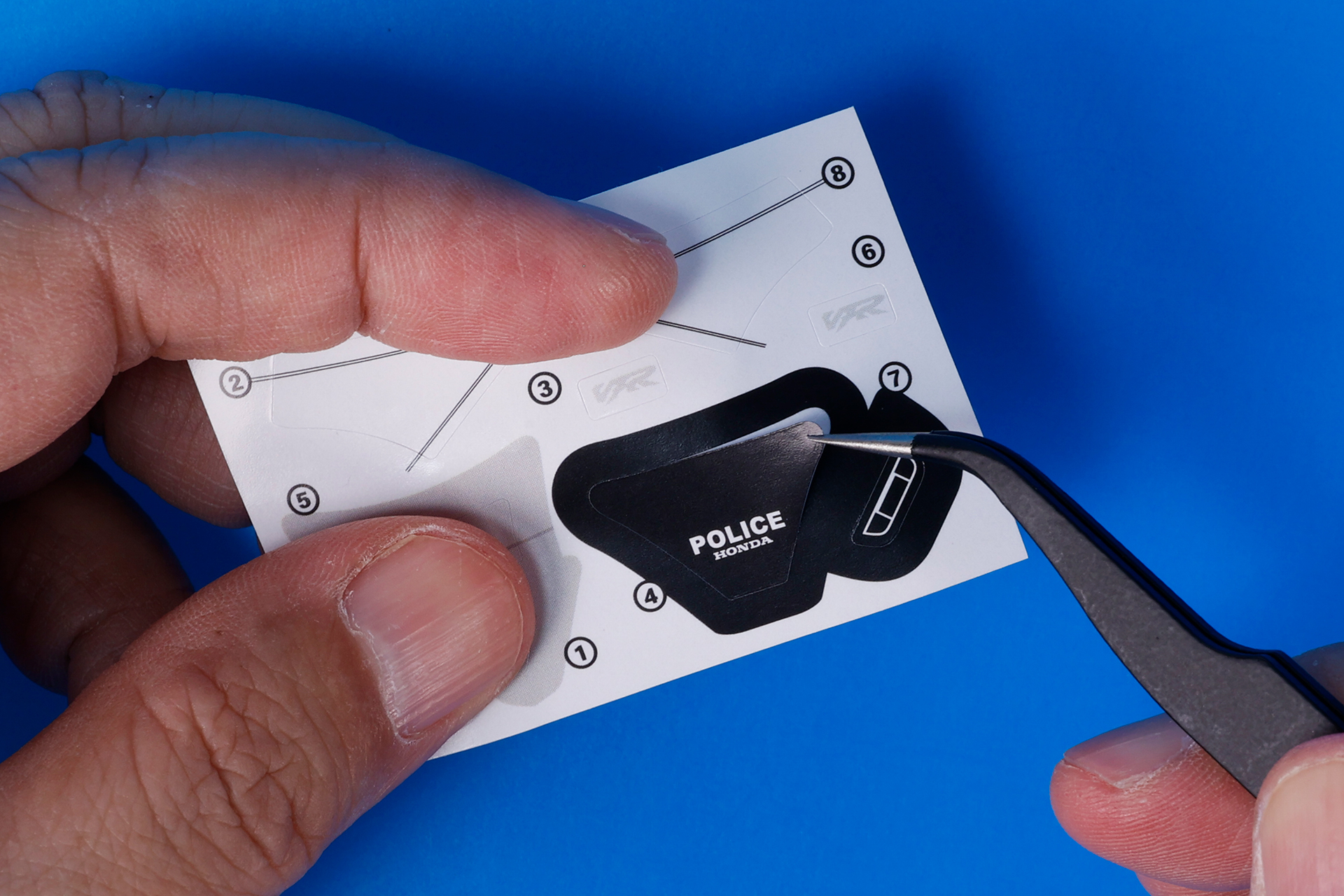 遊び始める前に、シールを貼っていこう