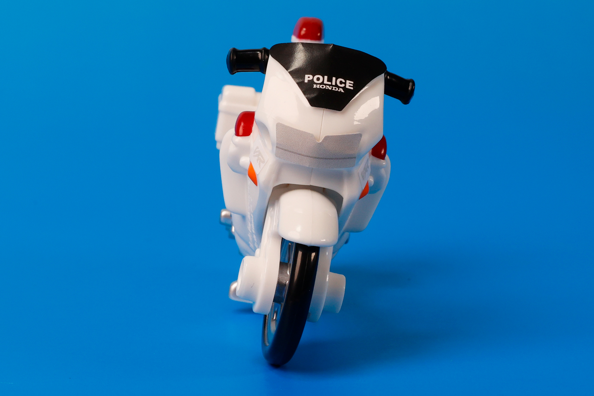 やや斜めに自立させることができるのも、バイクらしい特徴だ