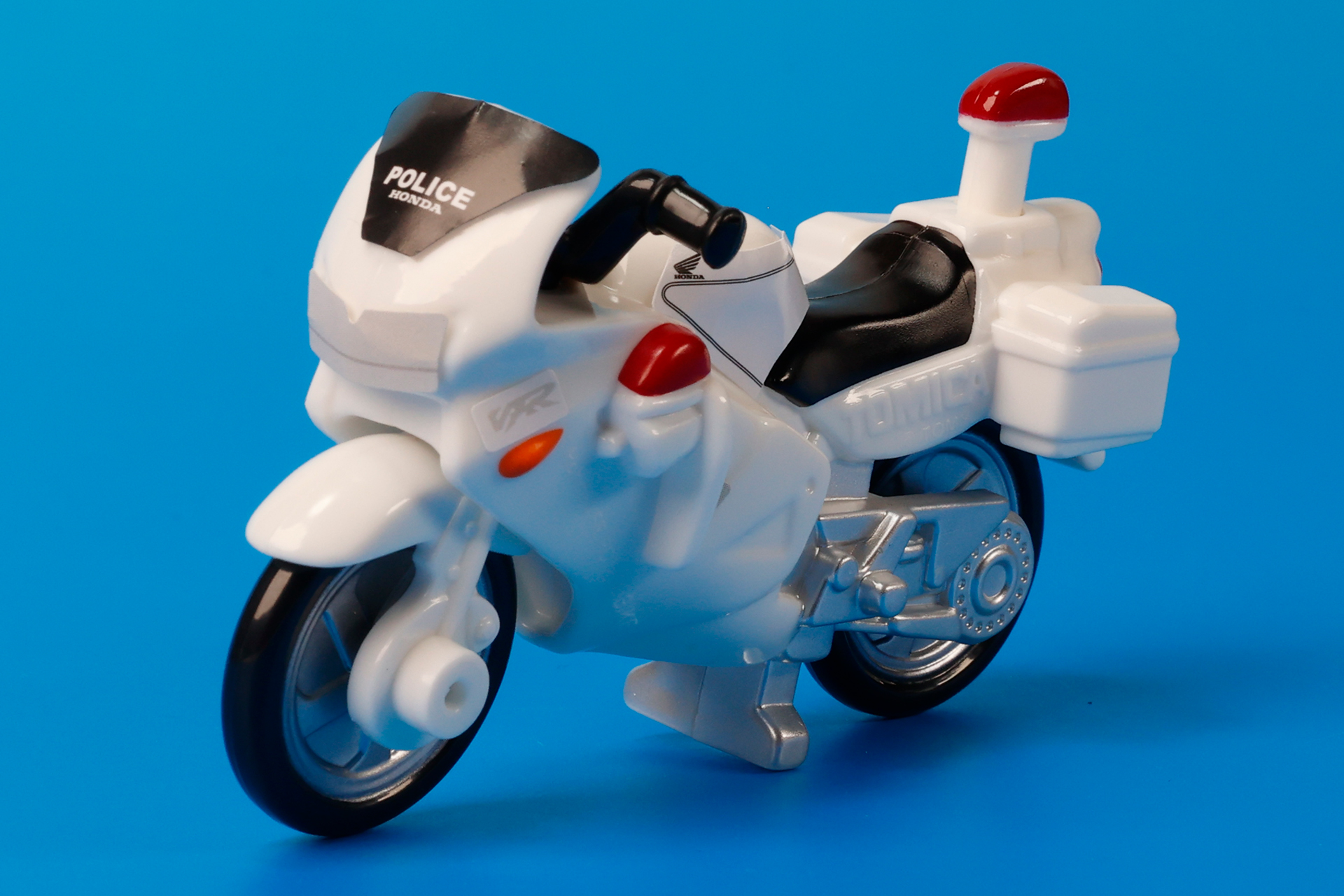 前面の「POLICE」の文字や「VFR」のロゴはシールで再現されている