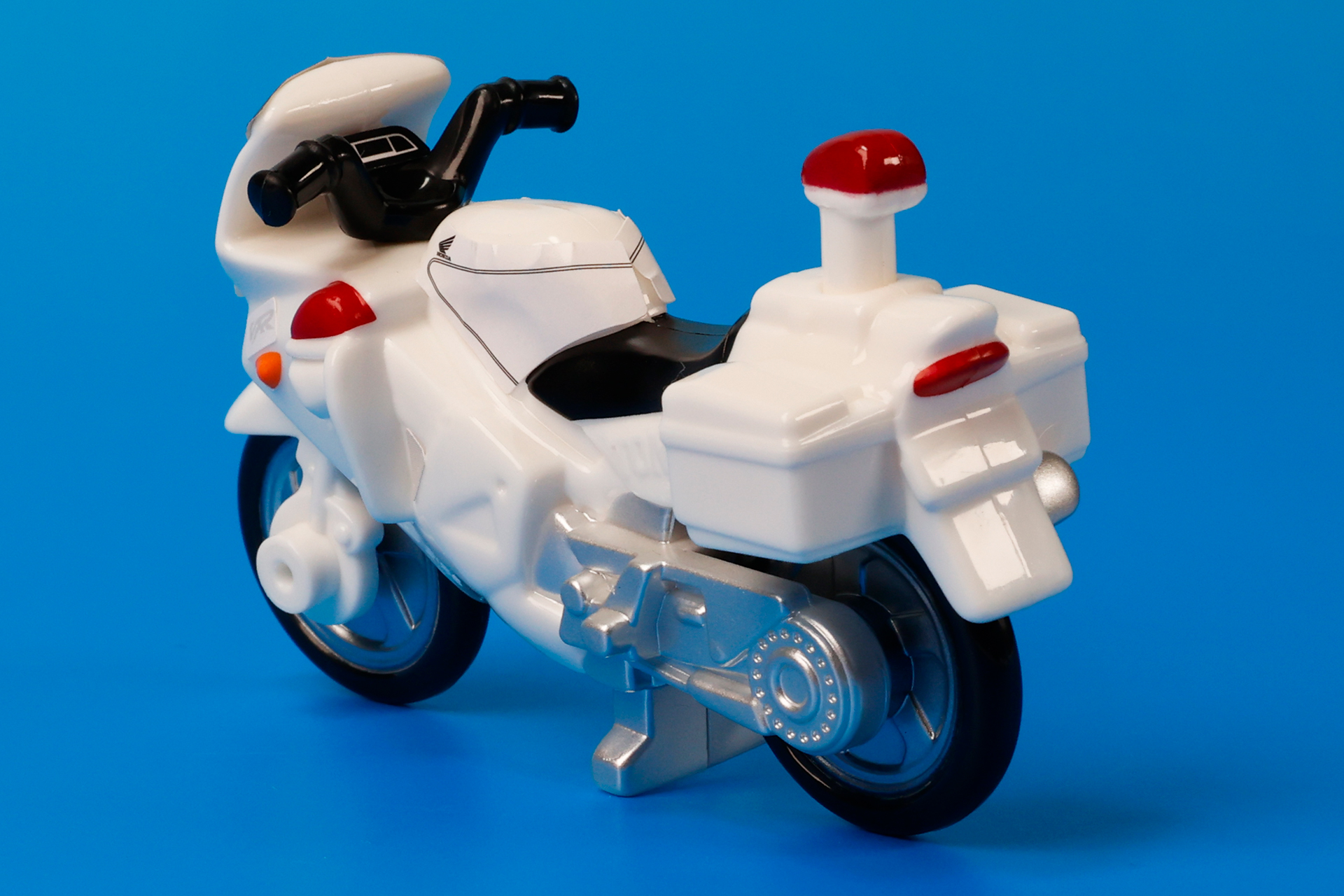 白バイの特徴でもある赤色灯はシールではなく塗装されている