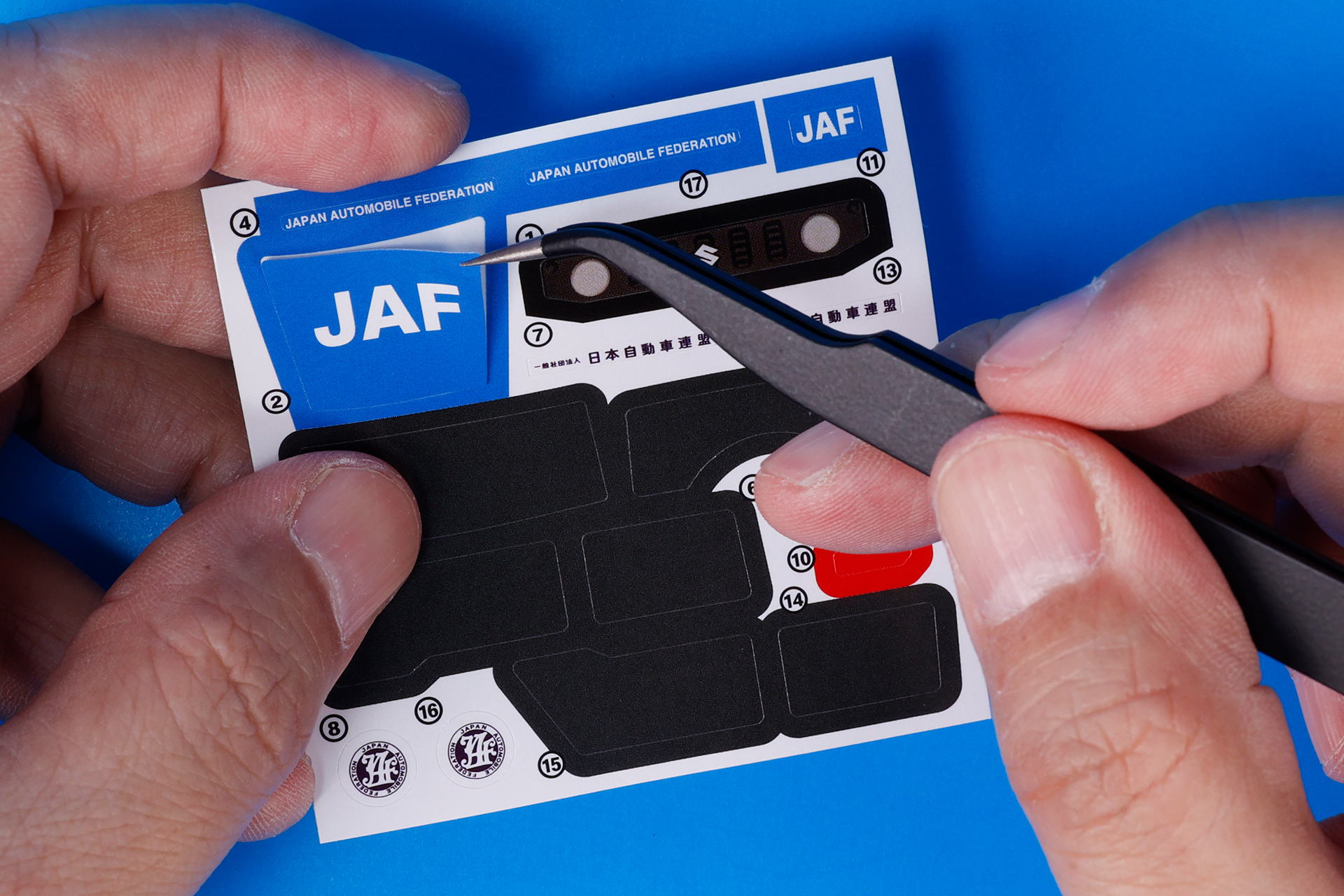 黒いパーツが多いが、シール自体は窓パーツが多目な感じだ