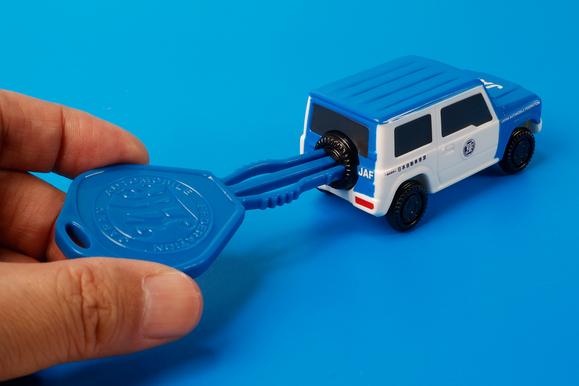 付属している青いかぎを車両背面に差し込もう