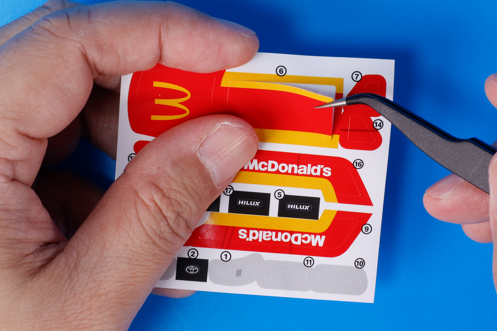 細かいパーツもあるため、シールを貼るときはピンセットなどを用意しておいた方がいいだろう