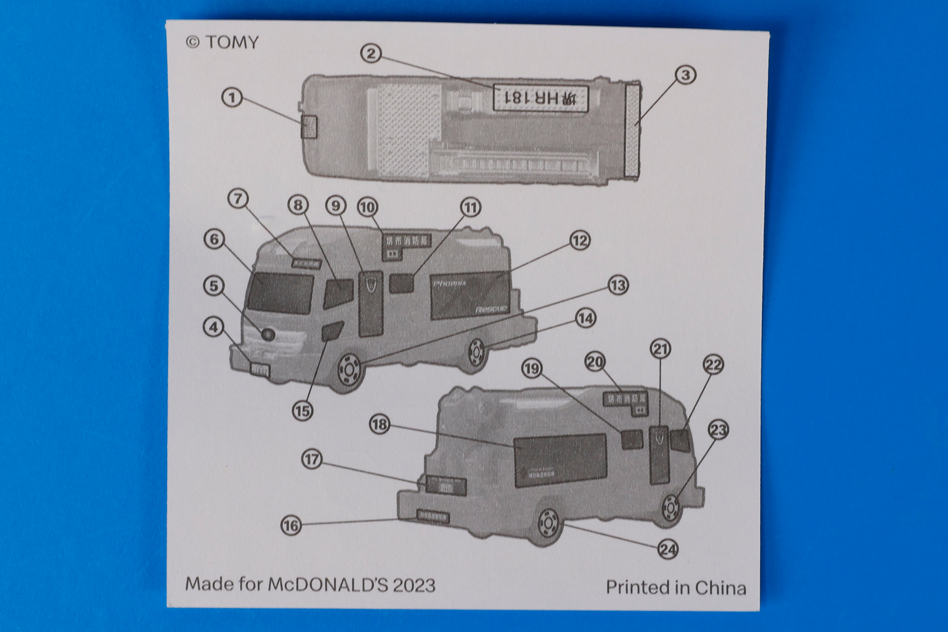 シールの裏面を見て、貼る場所を確認しながら作業を進めていこう