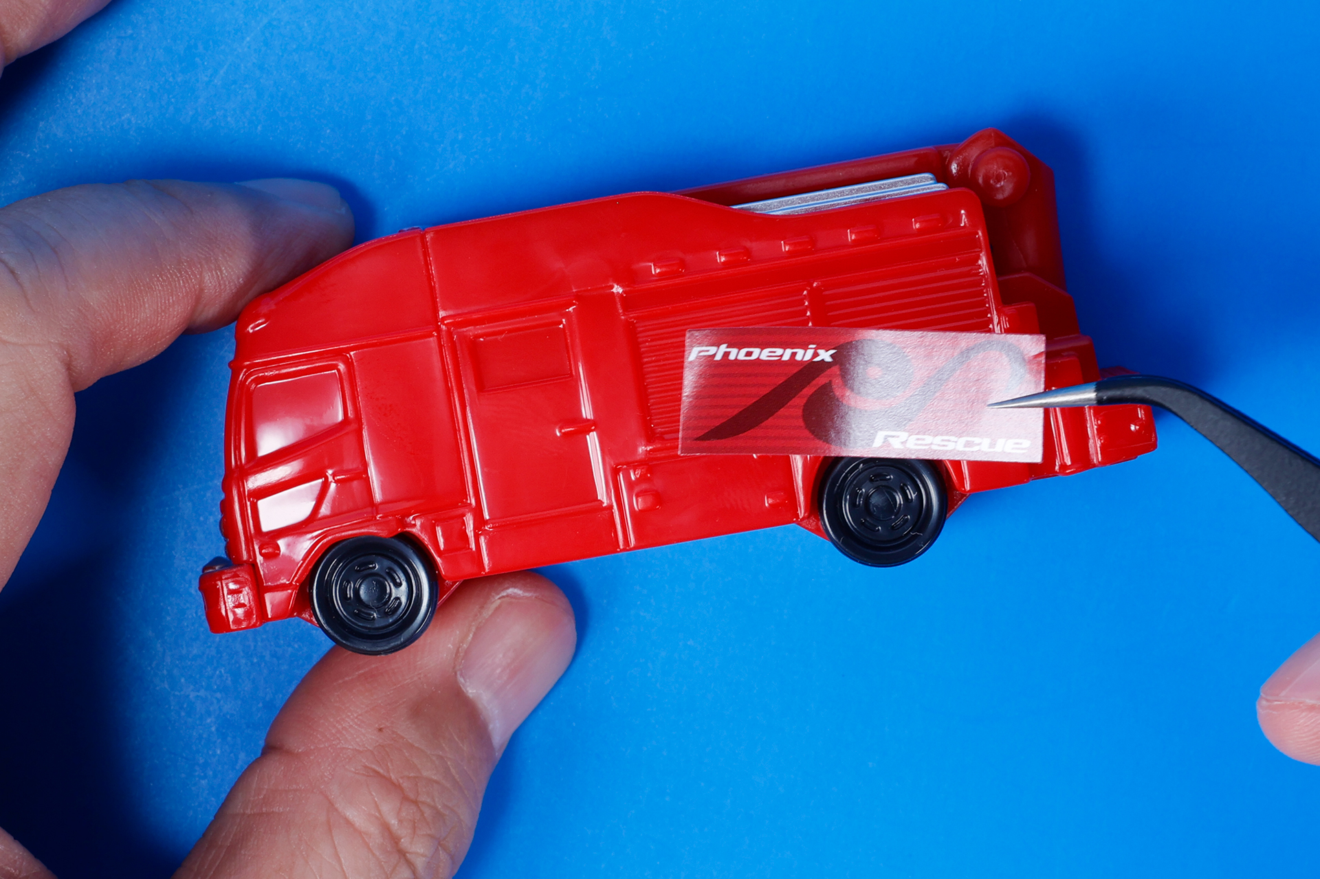 シールは大きめのものから小さなパーツまで用意されている