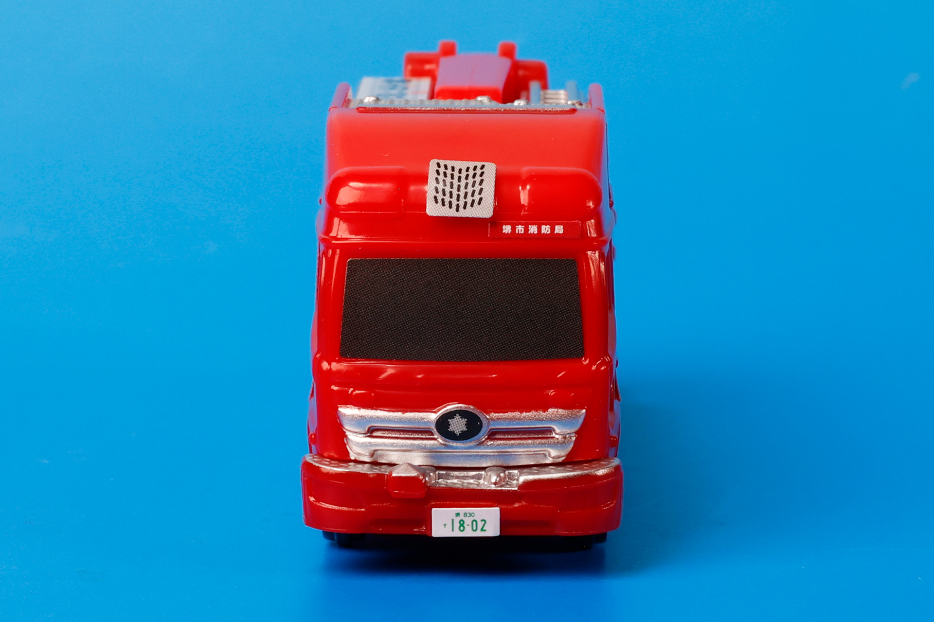 消防車両らしく、ボディは赤く塗られている