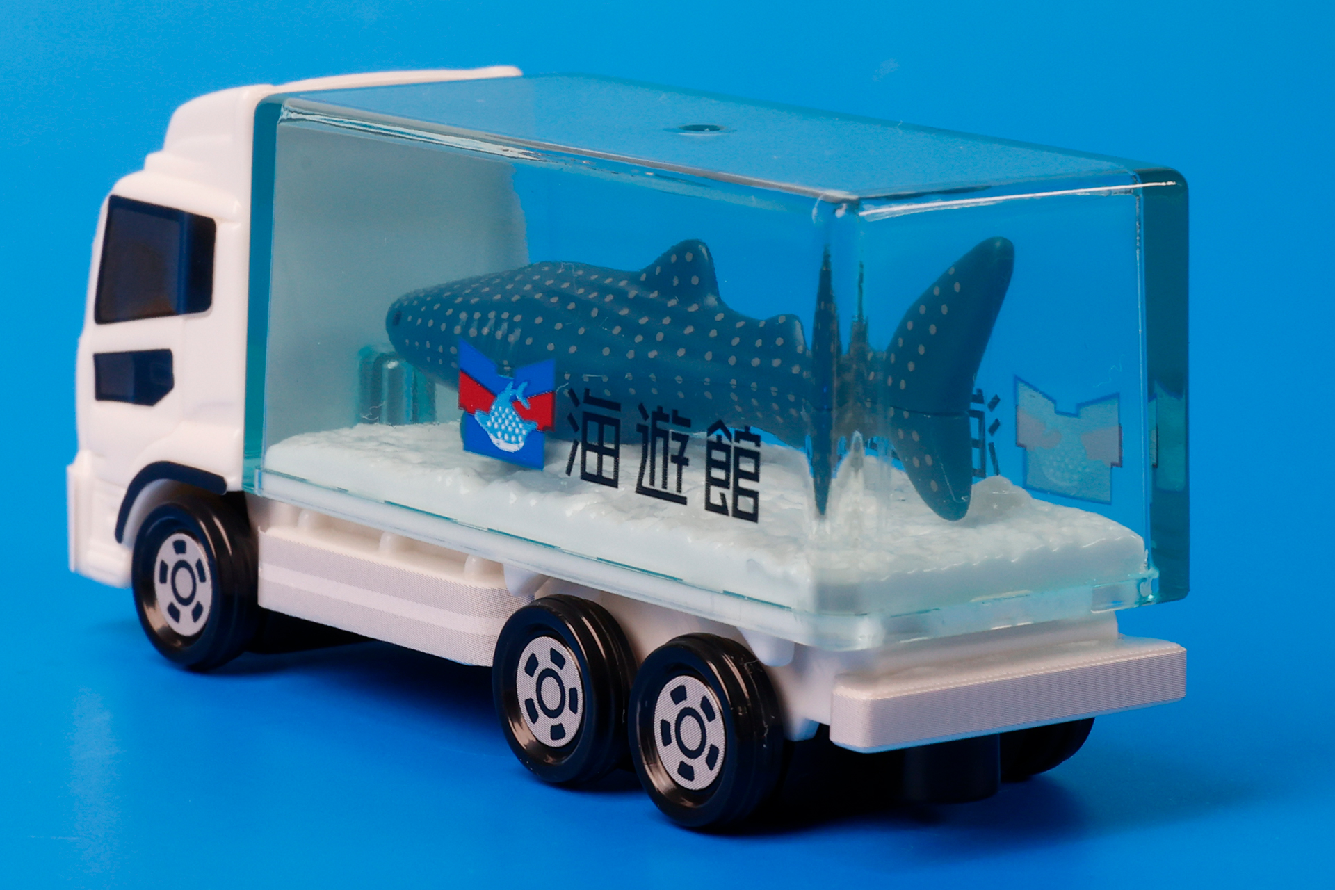 荷物を積むトラックということで6輪車両になっている