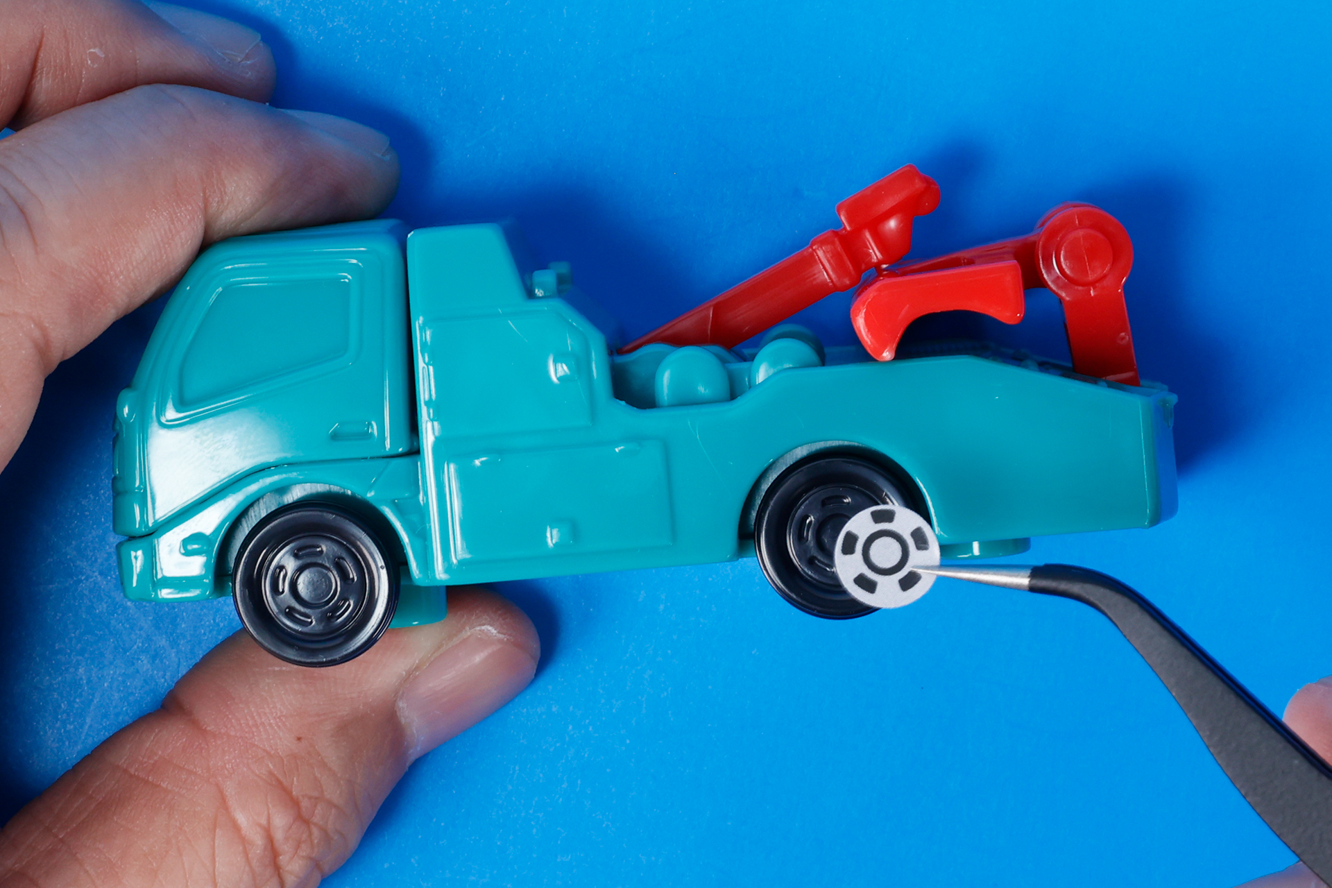 まずは、付属のシールを車両に貼っていこう