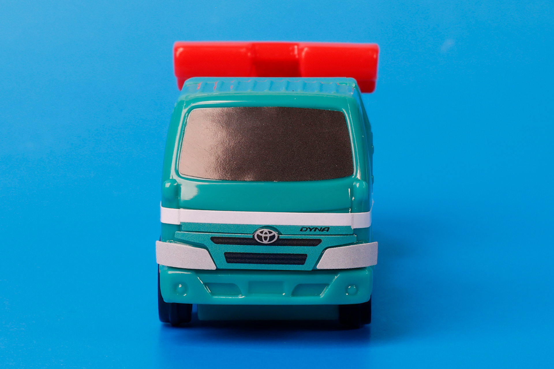 正面から見るとトラックのようなスタイルだ