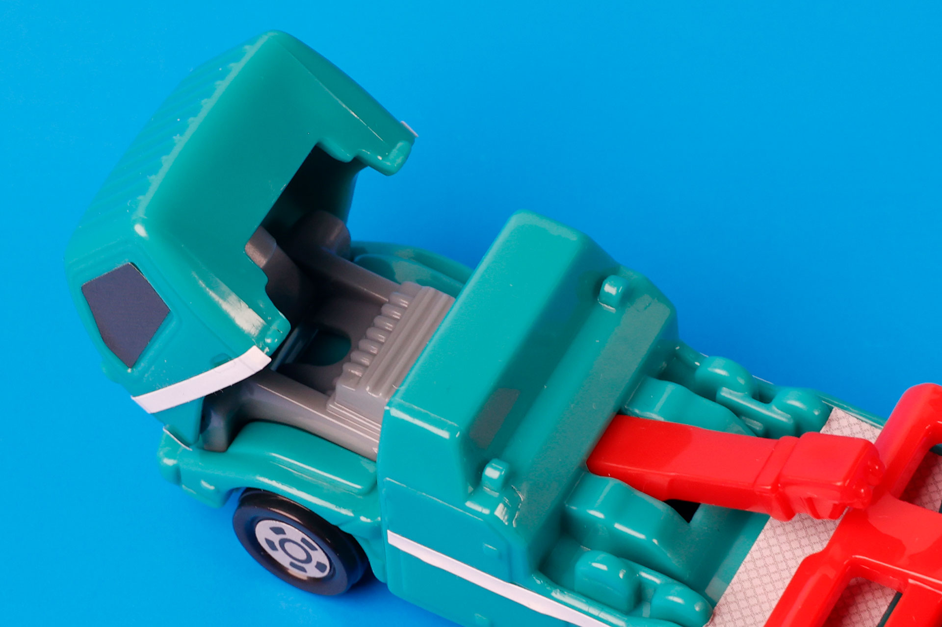 キャブはこのように前に倒すことができる