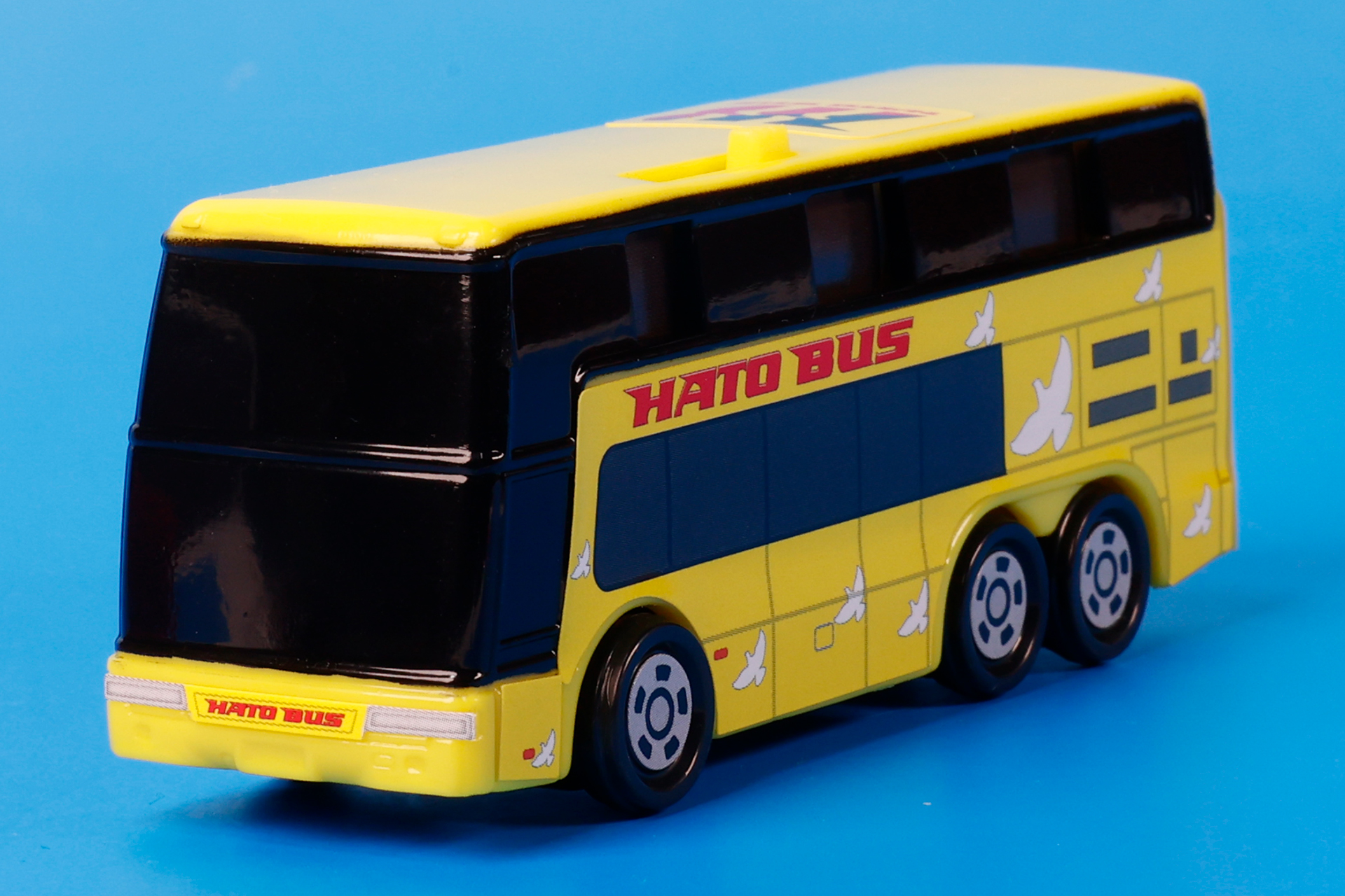 黄色い車体に目がいきがちだが、よく見ると名前の由来にもなっている鳩がたくさん描かれている