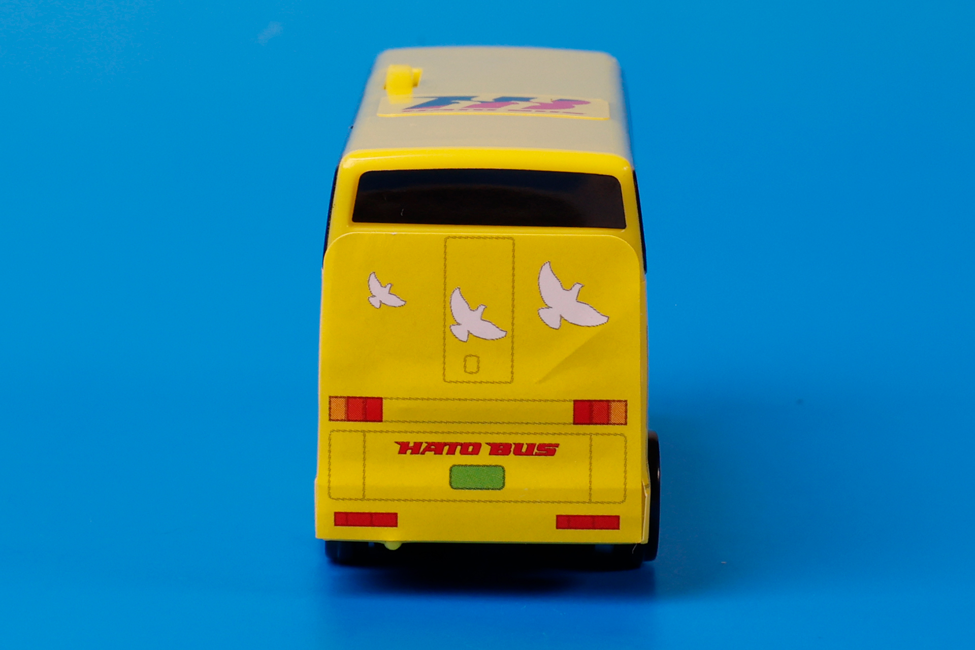 背面側のカラーは、大きめのシールを貼って再現したものだ