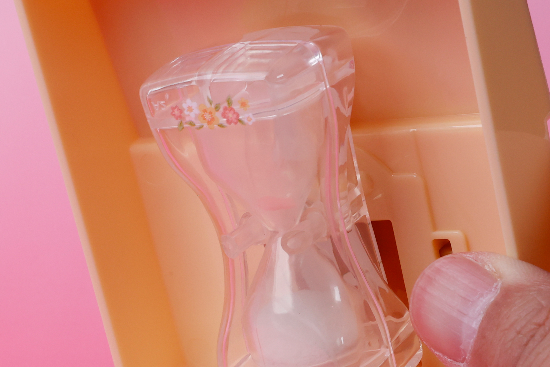 少し見えにくいが、砂時計の中に花の形のピースが入っている
