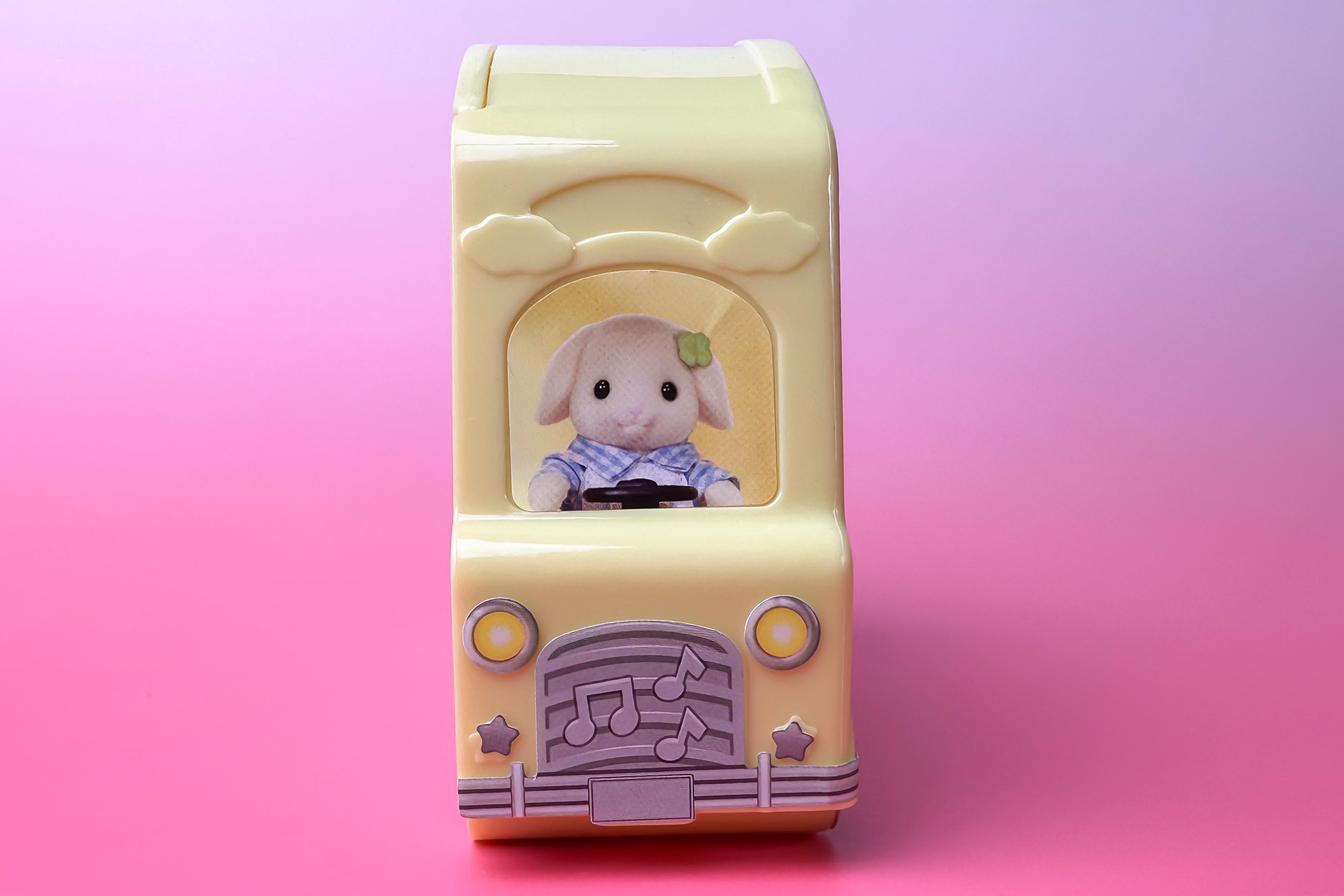正面側は、運転席やバンパーなどがシールで再現されている
