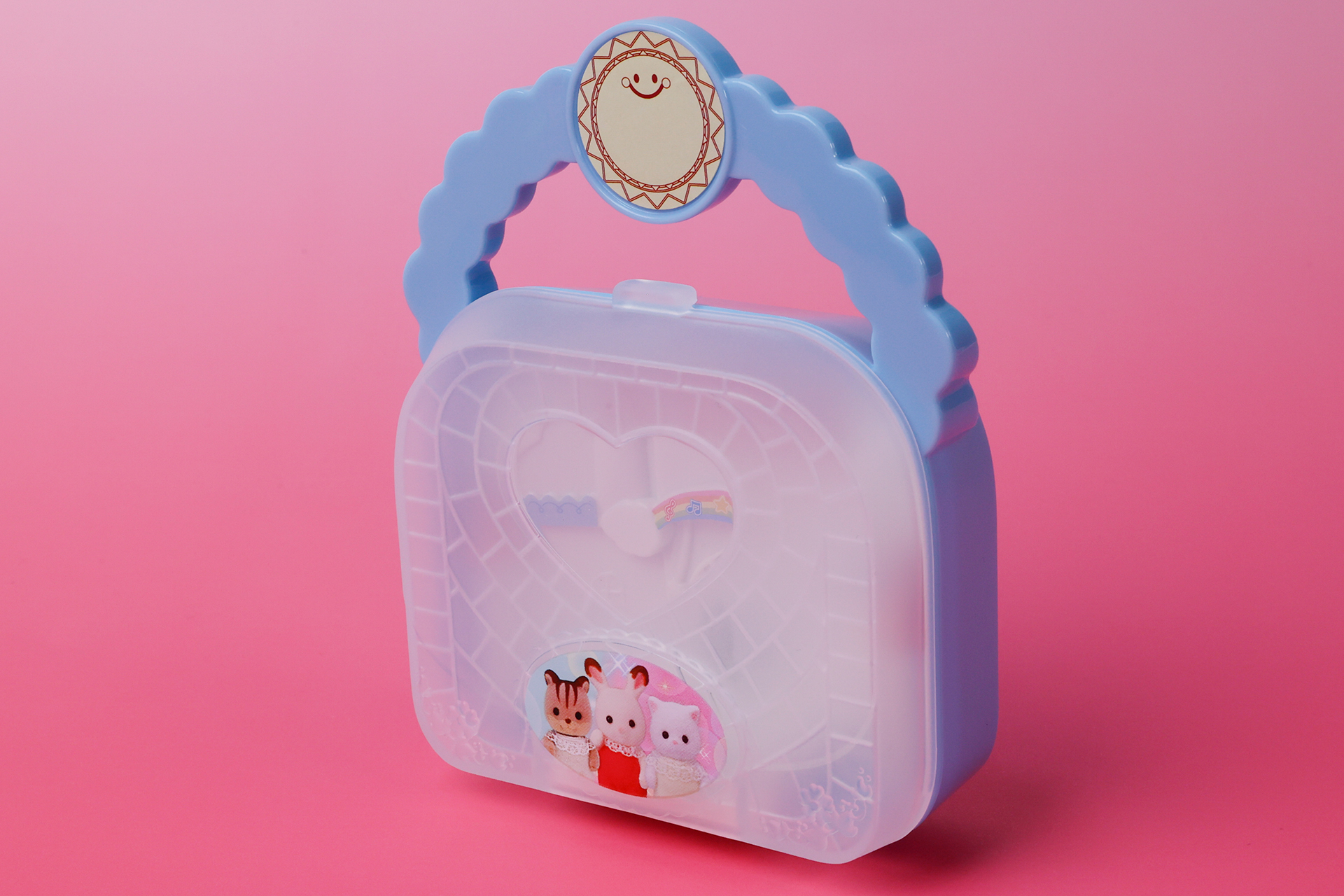 バッグのフタ部分にもキャラクターたちの絵がプリントされている
