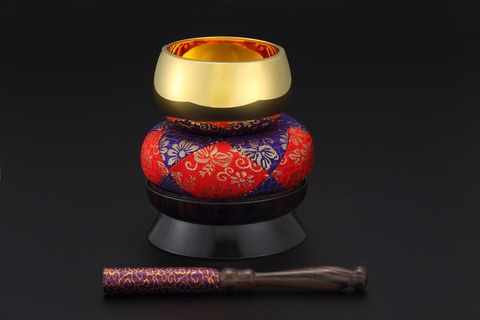 高さ約2.5mの黄金「北斗の拳 ラオウ」像や「金箔 ミッフィー」も展示