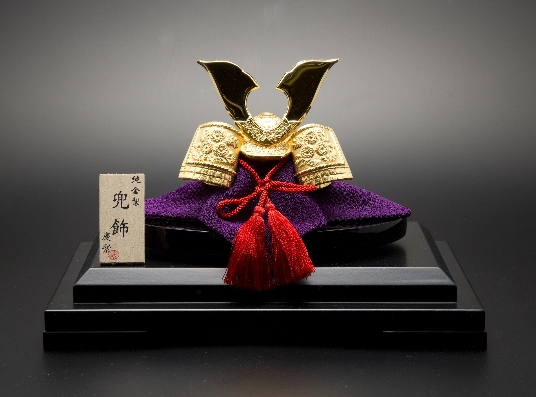 「K24 兜飾り」価格：913,000円/重さ：約30g サイズ：約8.0×10.0cm（高さ×幅）