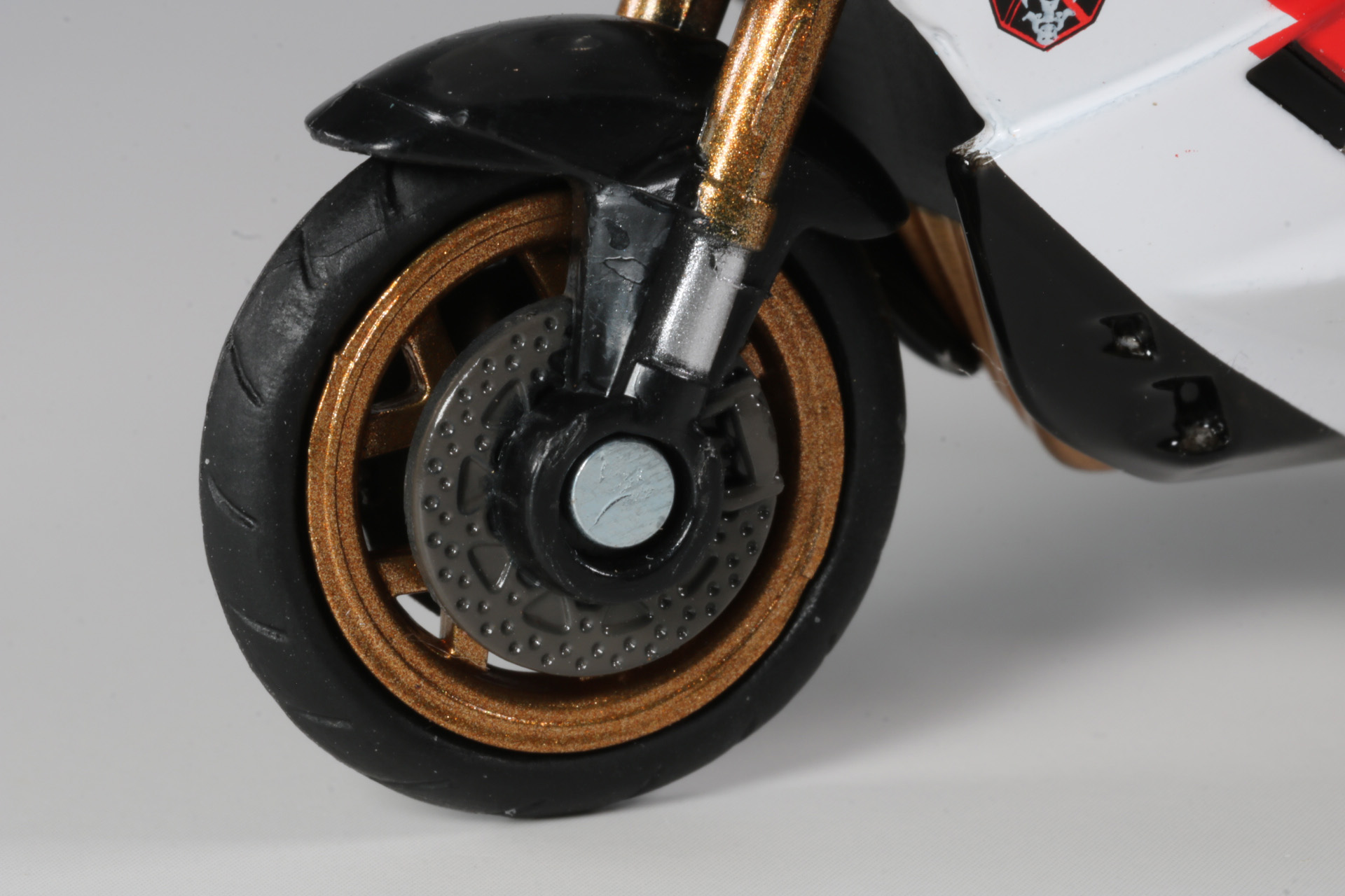 前輪はブレーキディスクや力強いフロントフォークも細かく造形されている