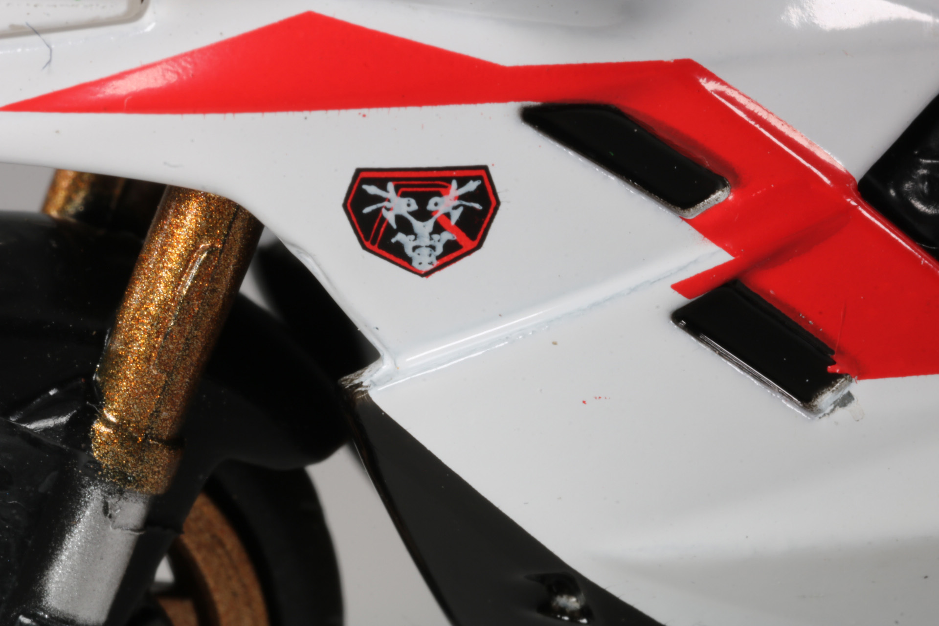 側面のエンブレム