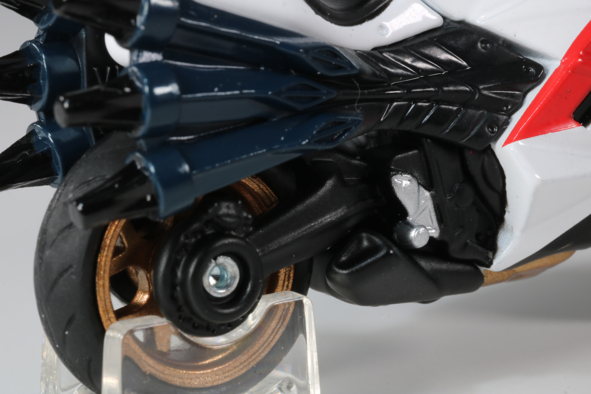 マフラーは青の入ったカラーリングとなっている