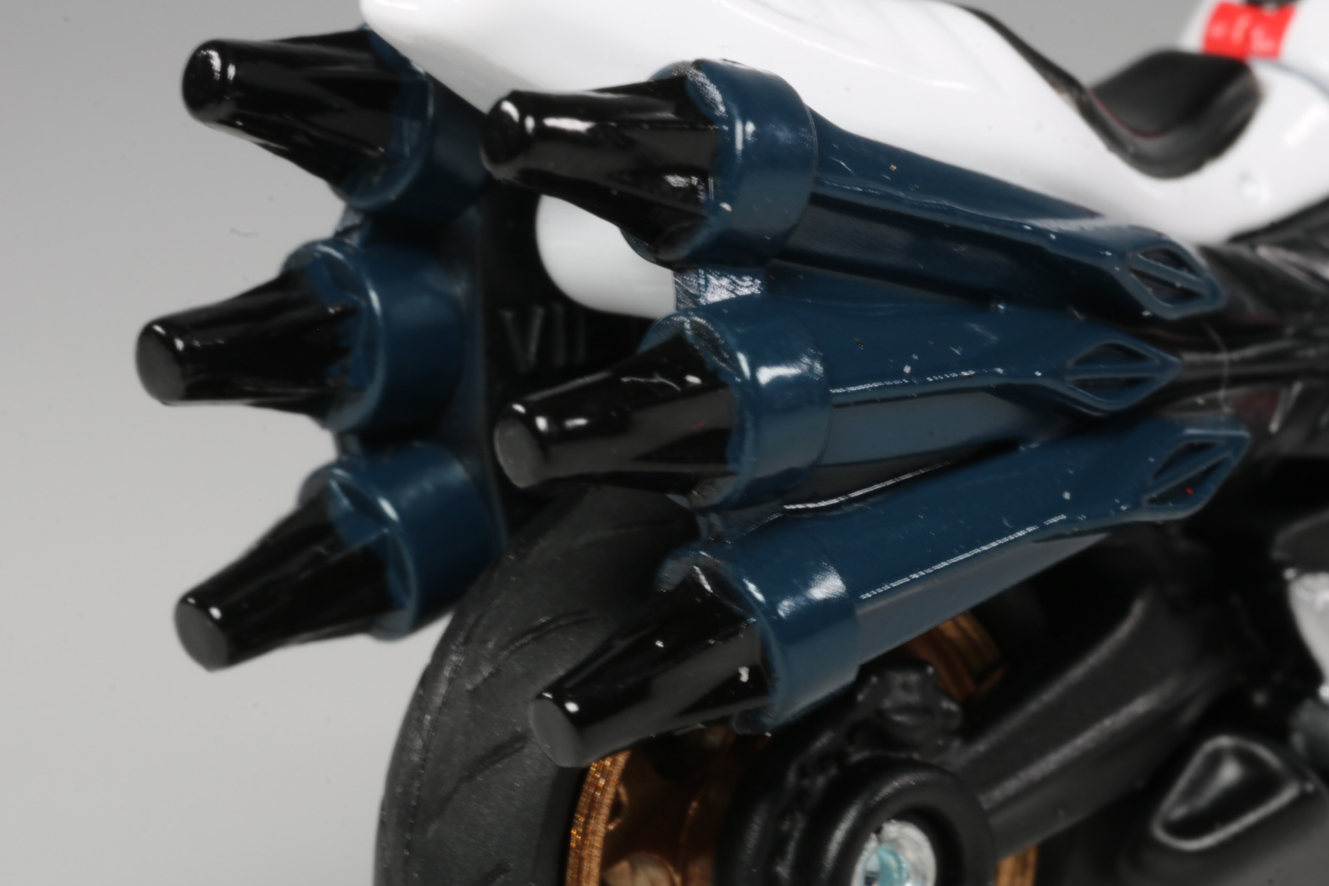 マフラーは青の入ったカラーリングとなっている