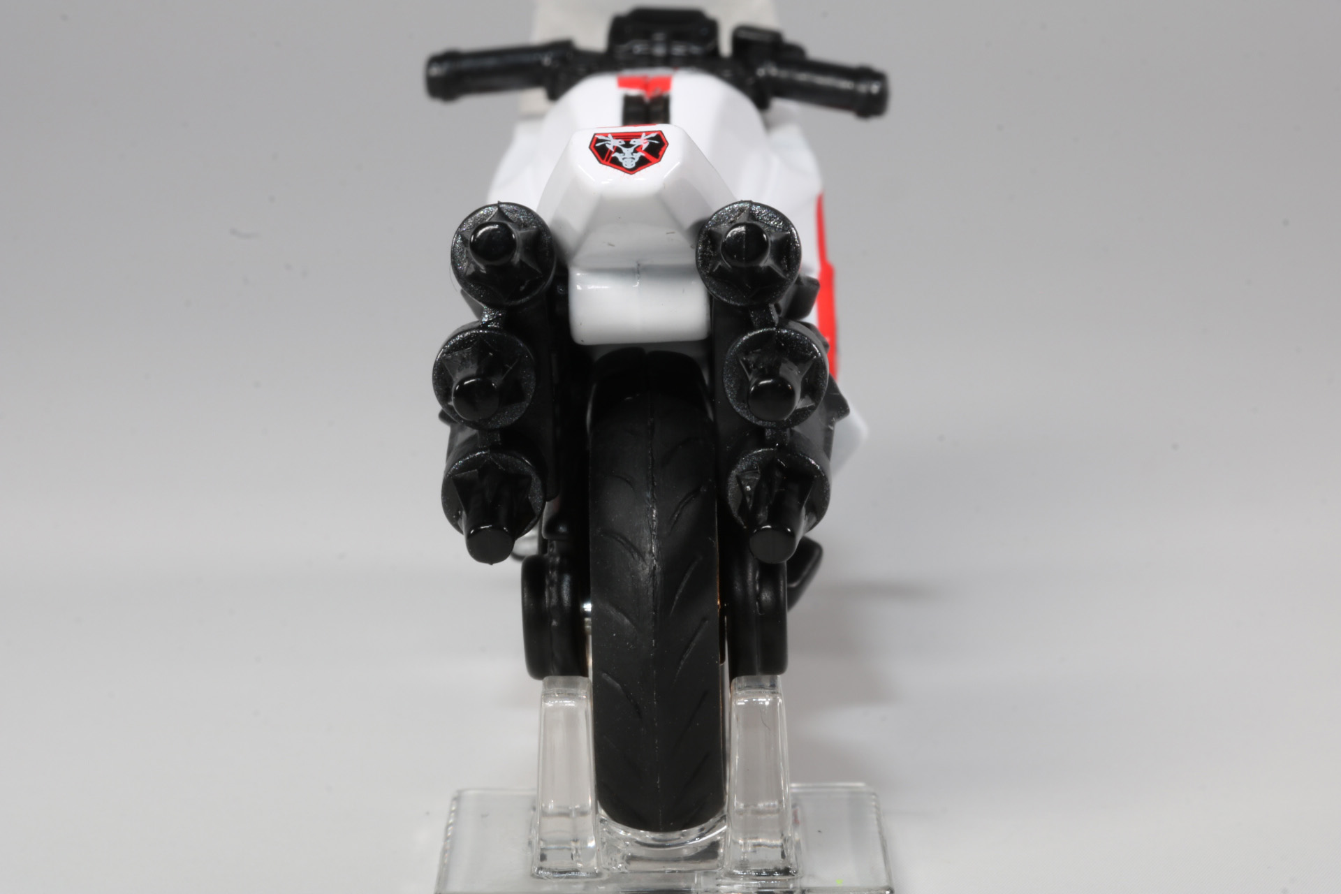 背面に伸びるマフラーも迫力ある造形