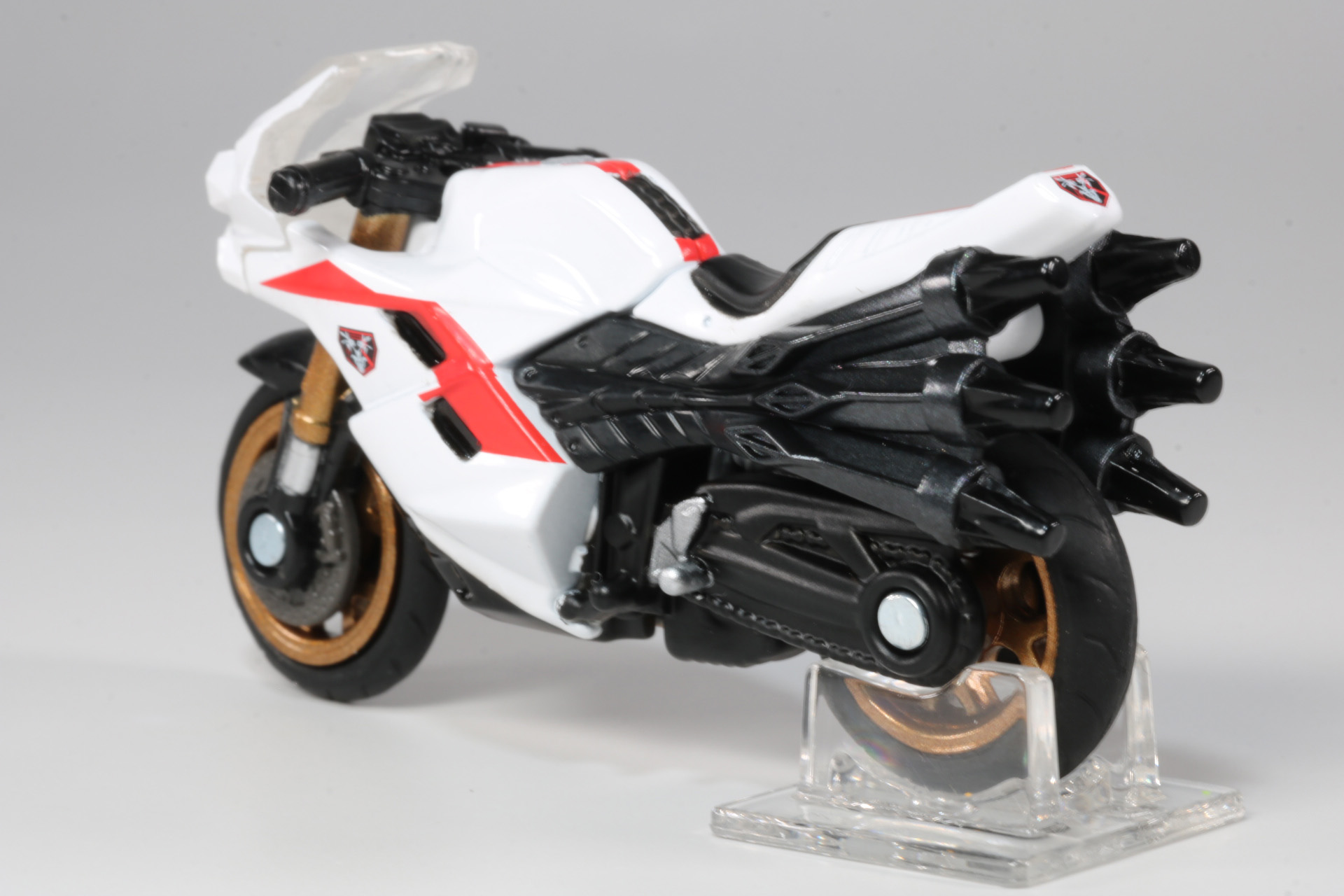 シートまたぐ赤いラインも再現されている