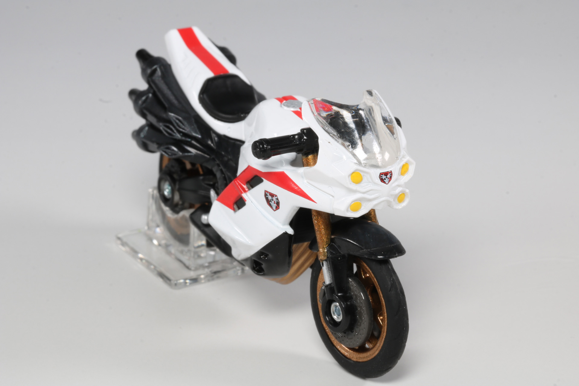 シートまたぐ赤いラインも再現されている