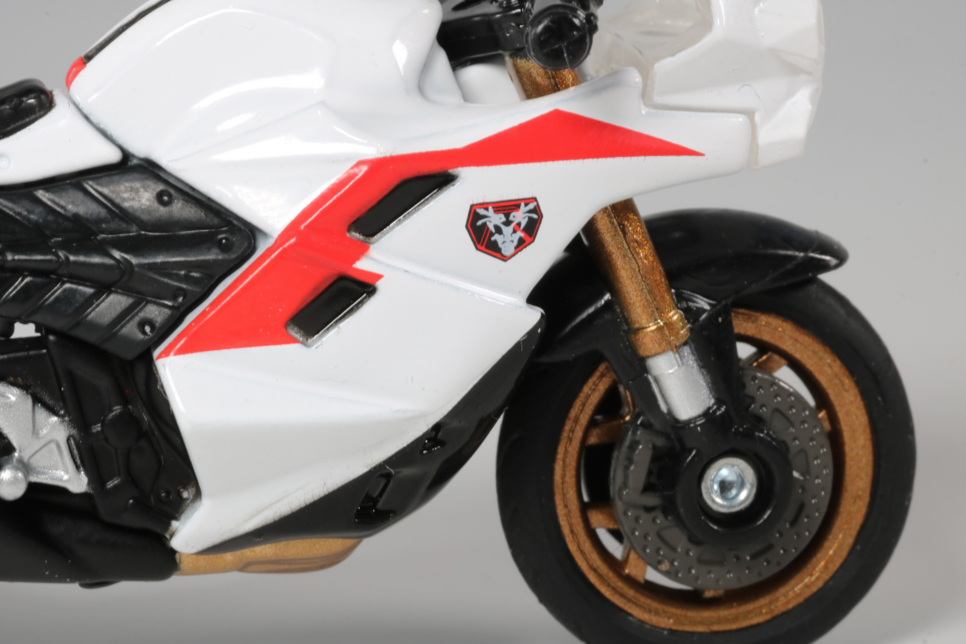 仮面ライダー第2号ver.ではマフラーが黒で統一されている