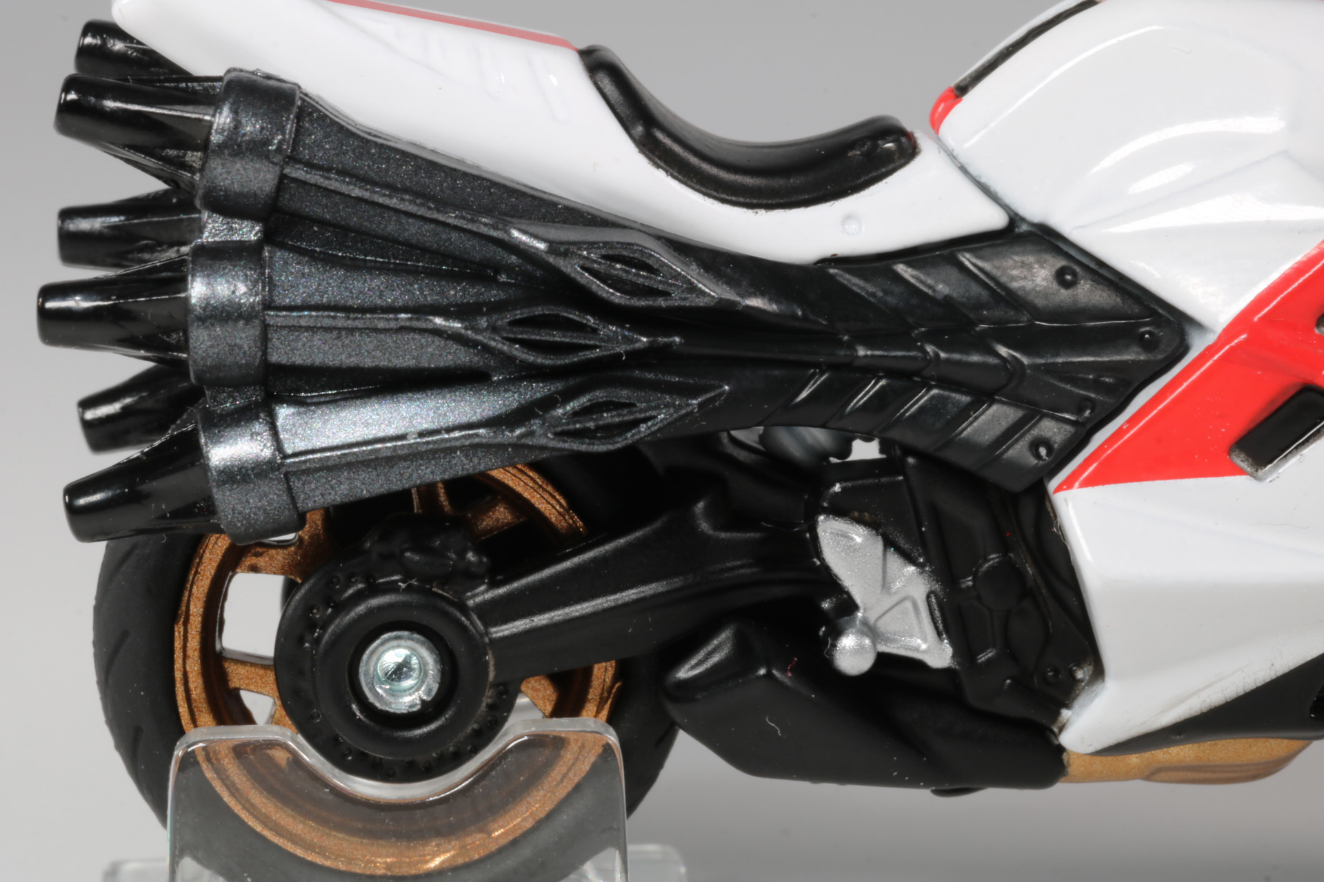 仮面ライダー第2号ver.ではマフラーが黒で統一されている