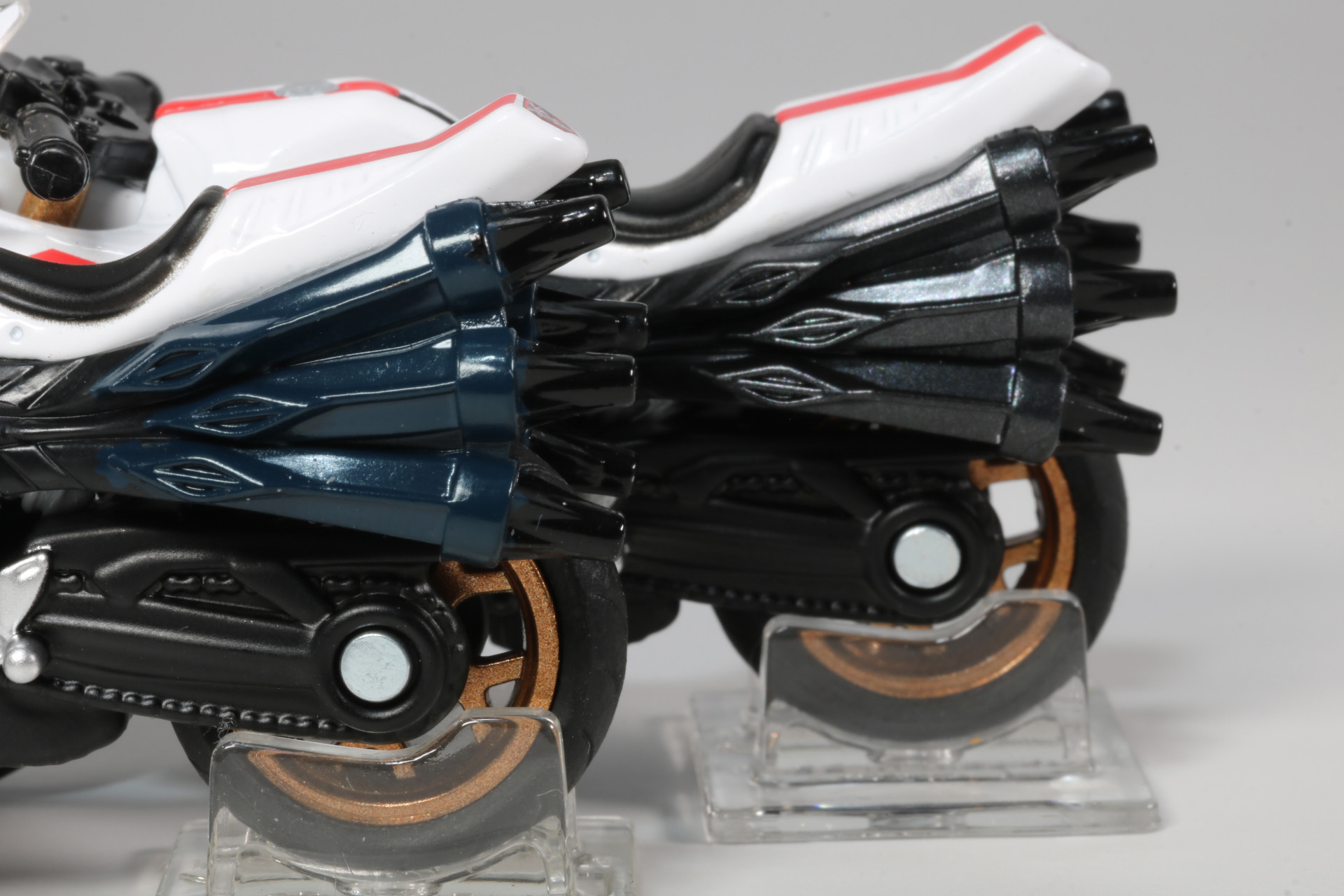 「トミカプレミアムunlimited シン･仮面ライダー サイクロン号（仮面ライダーver.）」との比較。仮面ライダーver.（手前）のマフラーは青っぽく、仮面ライダー第2号ver.（奥）が黒となっている