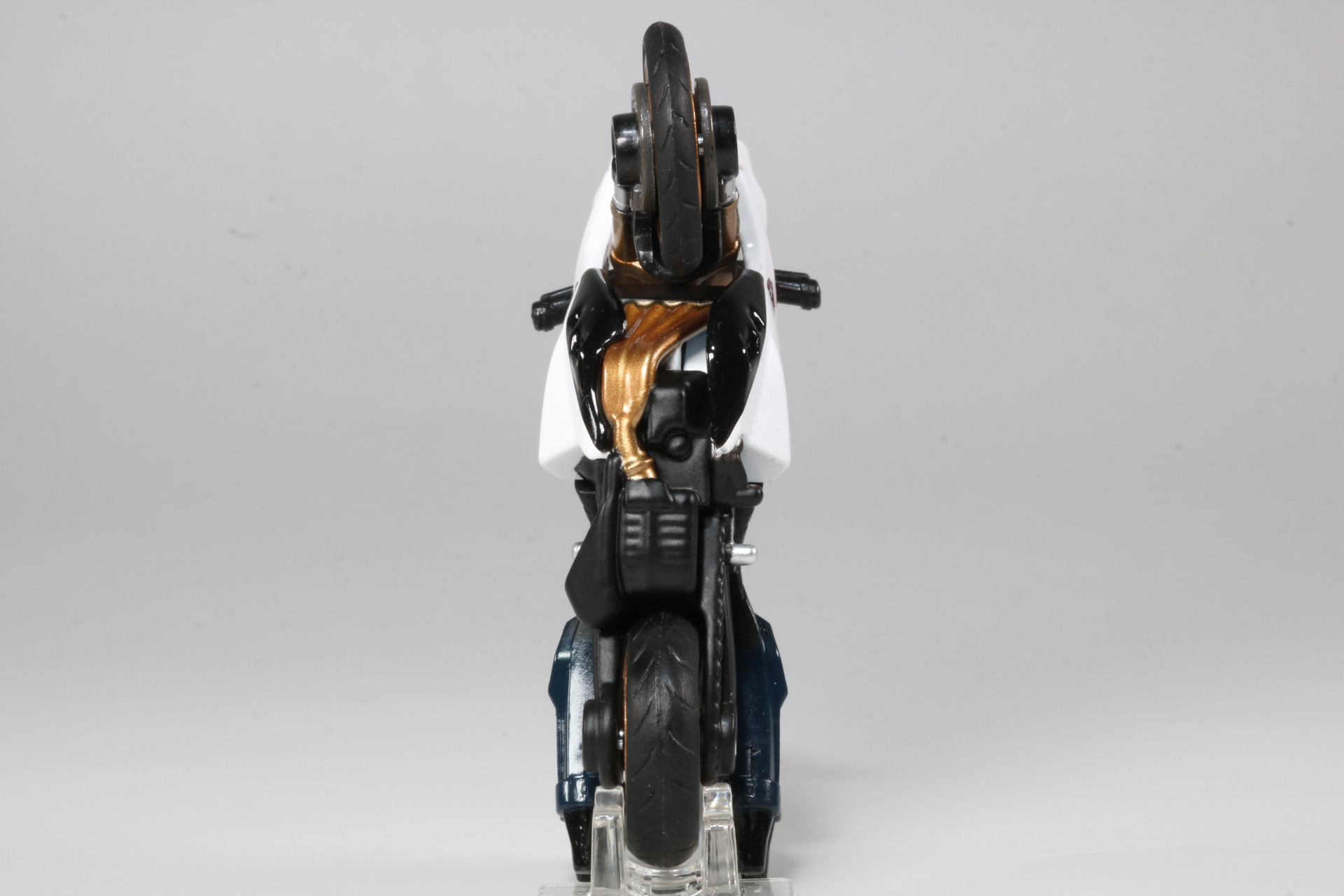 背面のパイプ造形も作りこまれている