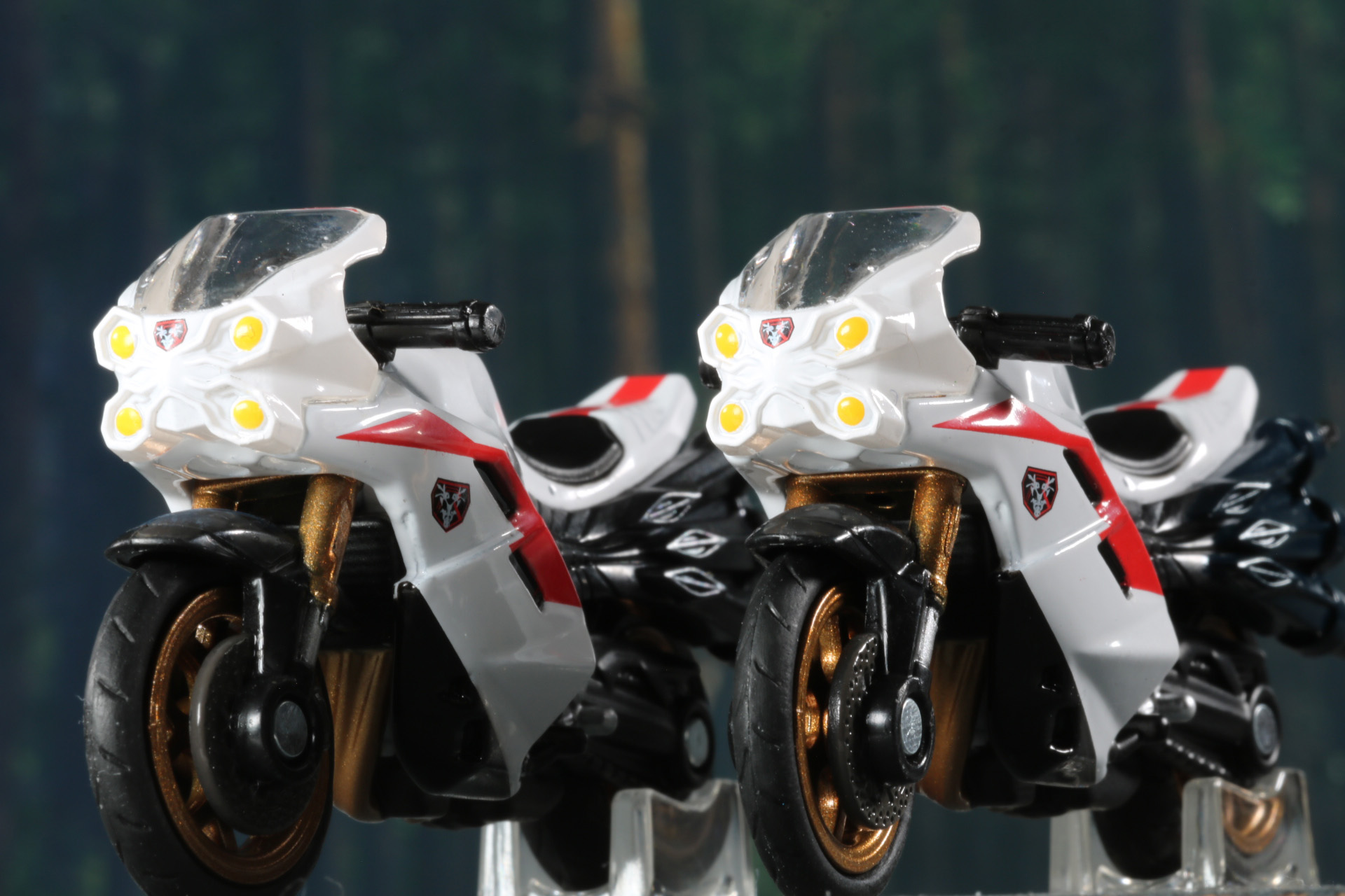 肉薄する車体が緊迫感ある並びに