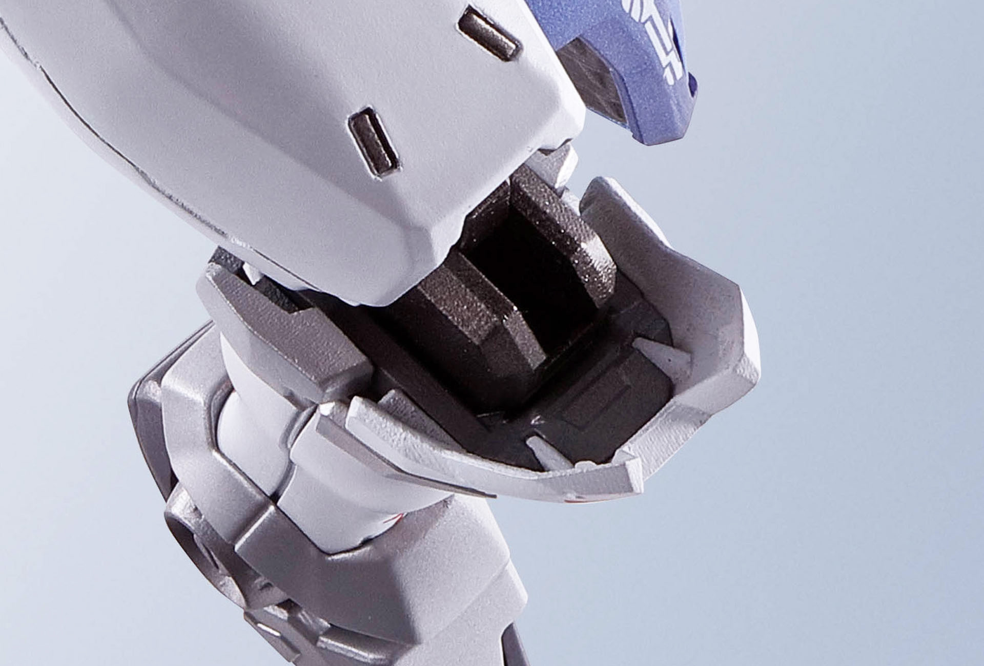 膝や肘には金属パーツが使われ、ギラリと光を反射する