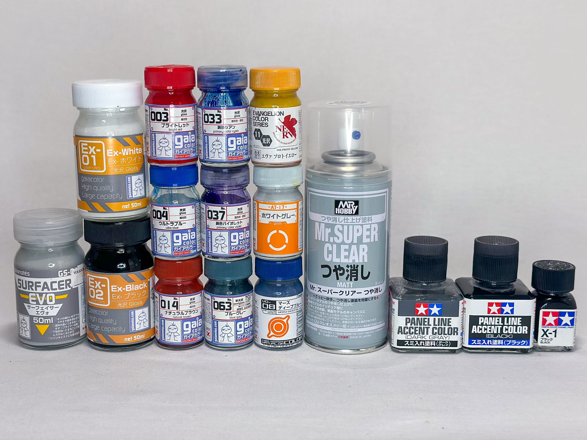今回使用した塗料類。今回はアニメ設定画を参考に調色を行なって塗装を行ないます。