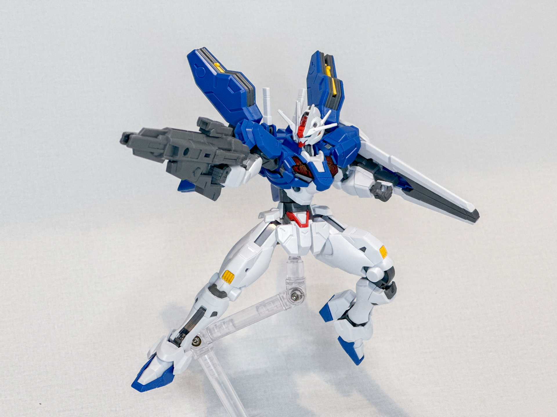 仮組を行なったガンダムエアリアル（改修型）。色分けは完ぺきといえますが、合わせ目の多さは気になるところです。