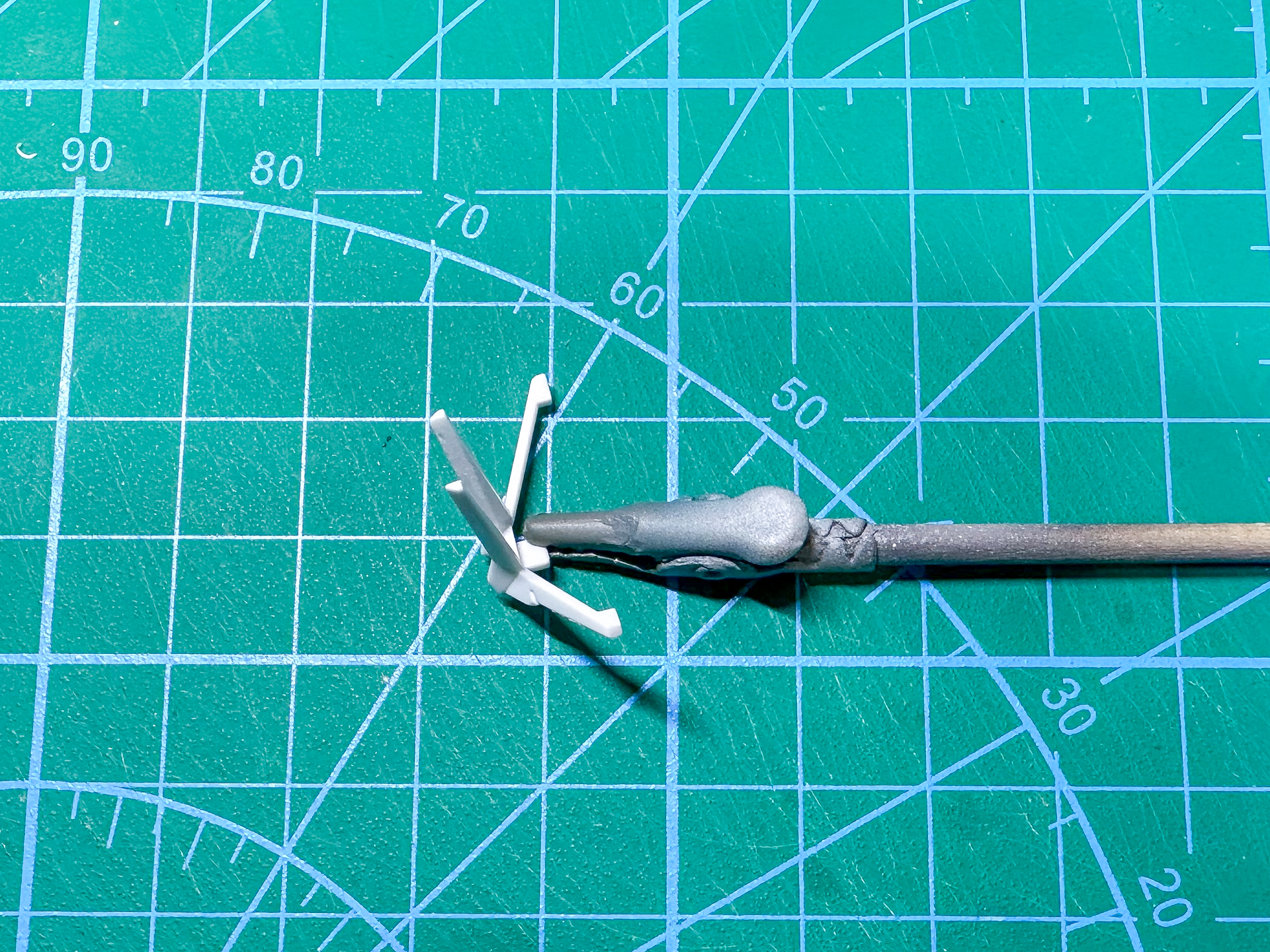 ディテールアップ前のアンテナと頭部。安全フラッグが取り付けられている他、先端が丸くなっています。