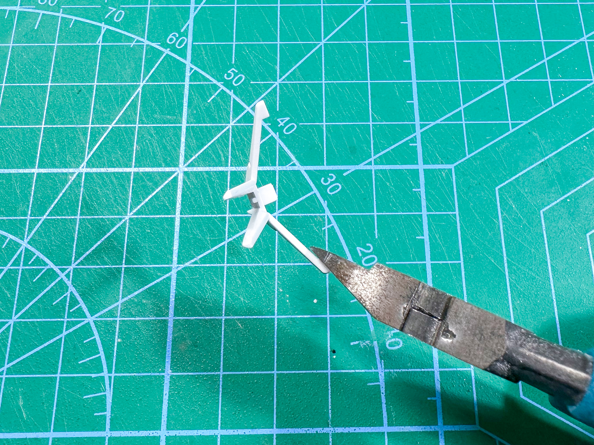 まずは安全フラッグをニッパーで切断していきます。この際に切りすぎてしまわないよう、ある程度切り残しておきます。