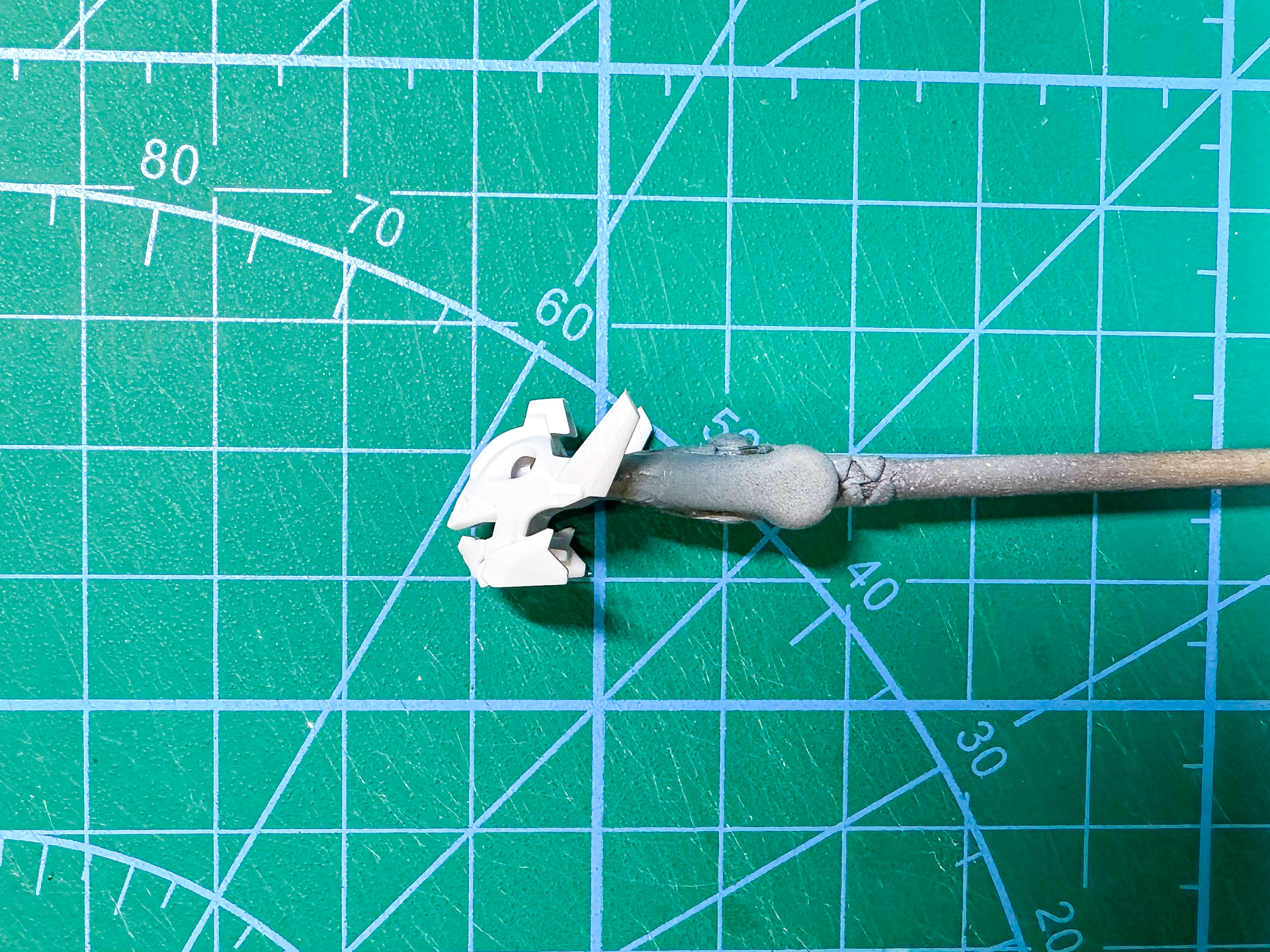 丸くなった先端をシャープにした頭部パーツ。メリハリを与えることで全体が引き締まって見えます。