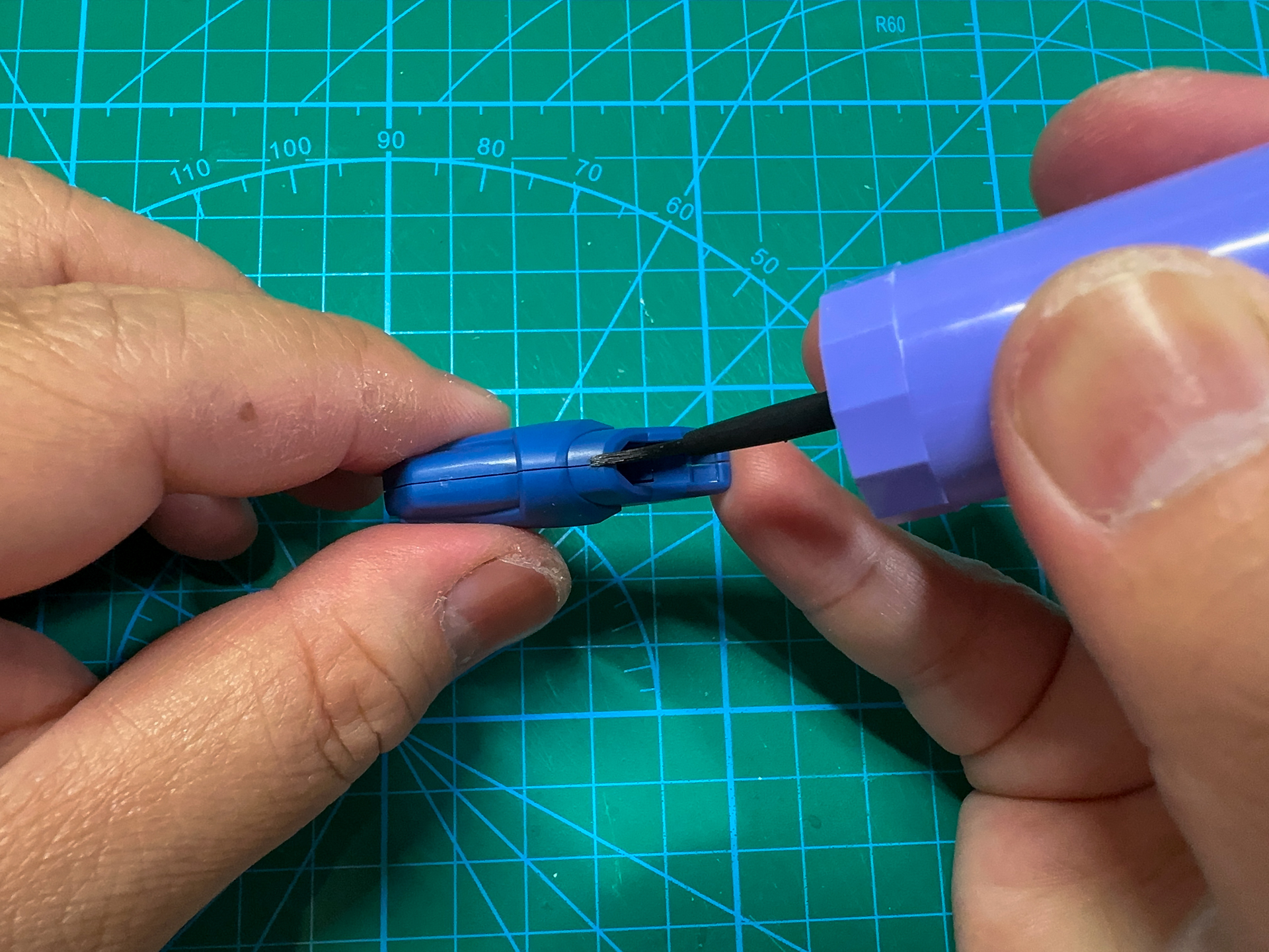 合わせ目に接着剤を流し込んでいきます。Mr.セメントSPB（ブラック）は流れ込んだ箇所が黒くなるので流し込み忘れを目視でチェックできます。