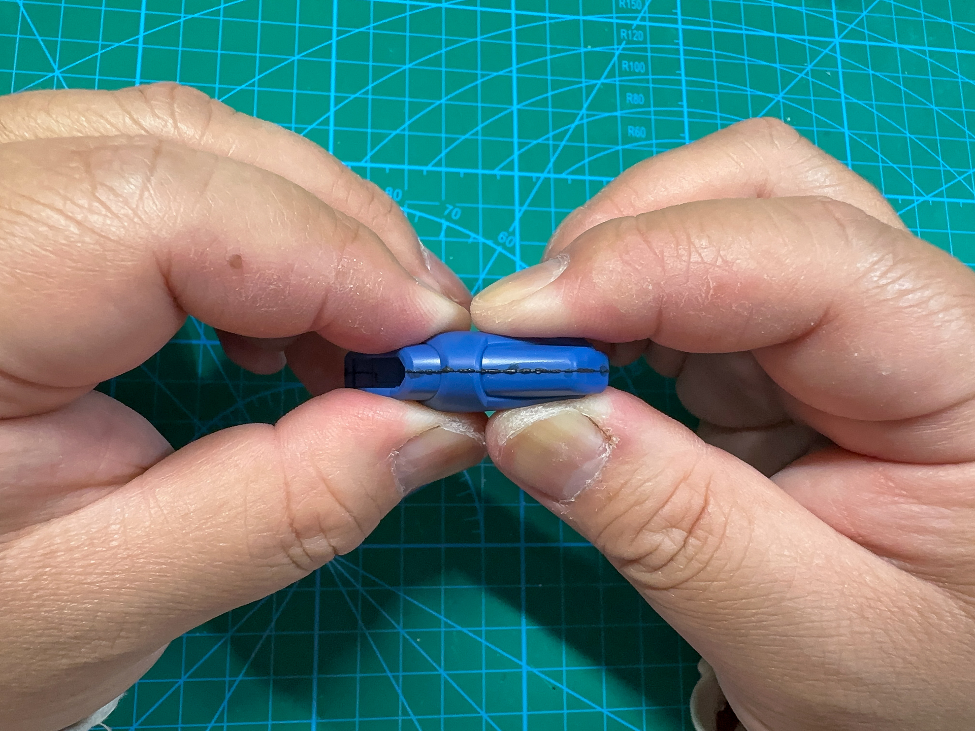 接着剤を流しこんだら圧着して合わせ目を消していきます。