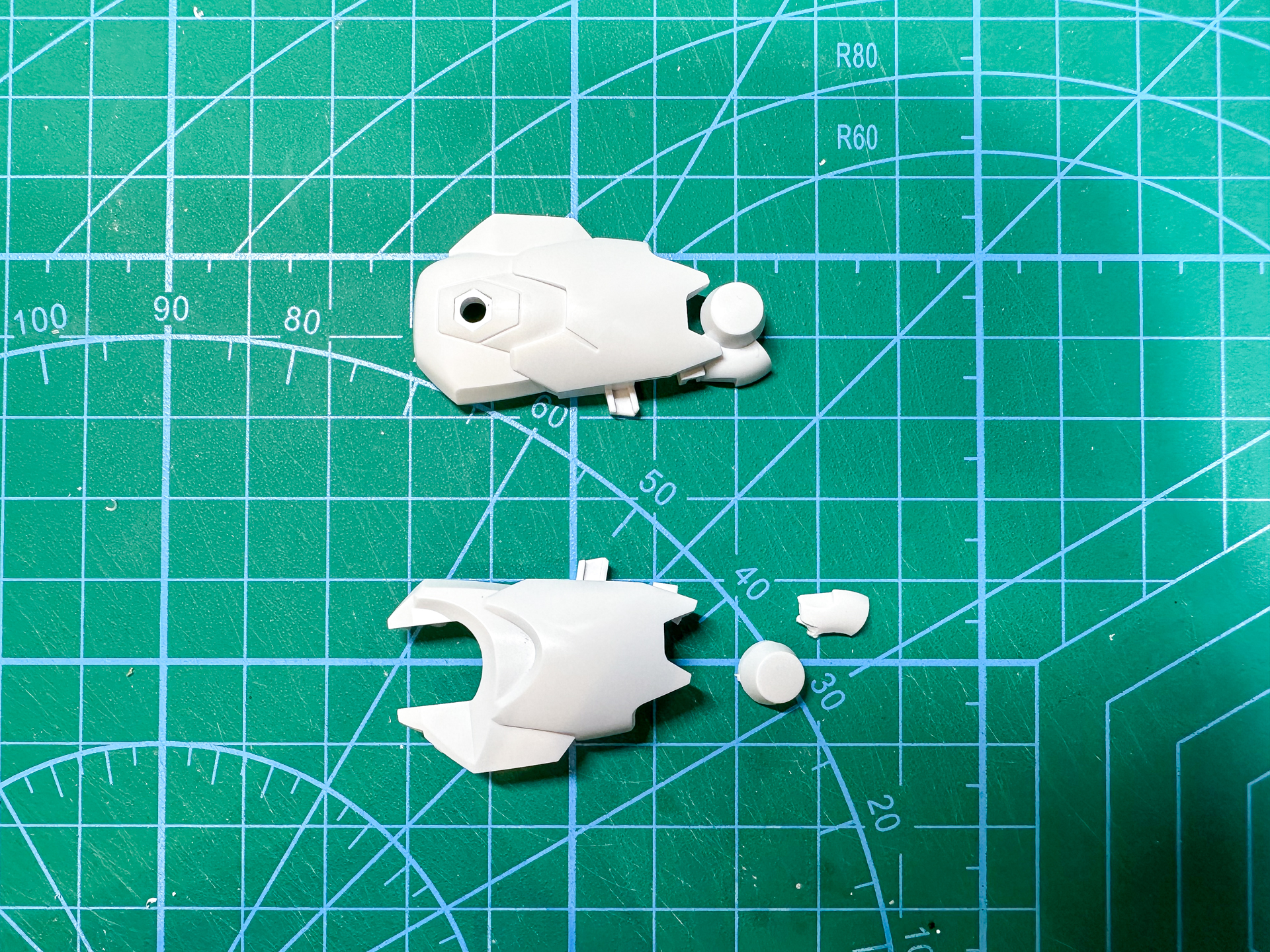 内側の膝部分を分割し、合わせ目消しを行ないます。パーツの分割はファンテックのスジ彫りカーバイト0.15にてスジを彫り、エナメル溶剤で侵食させ分割を行ないました。