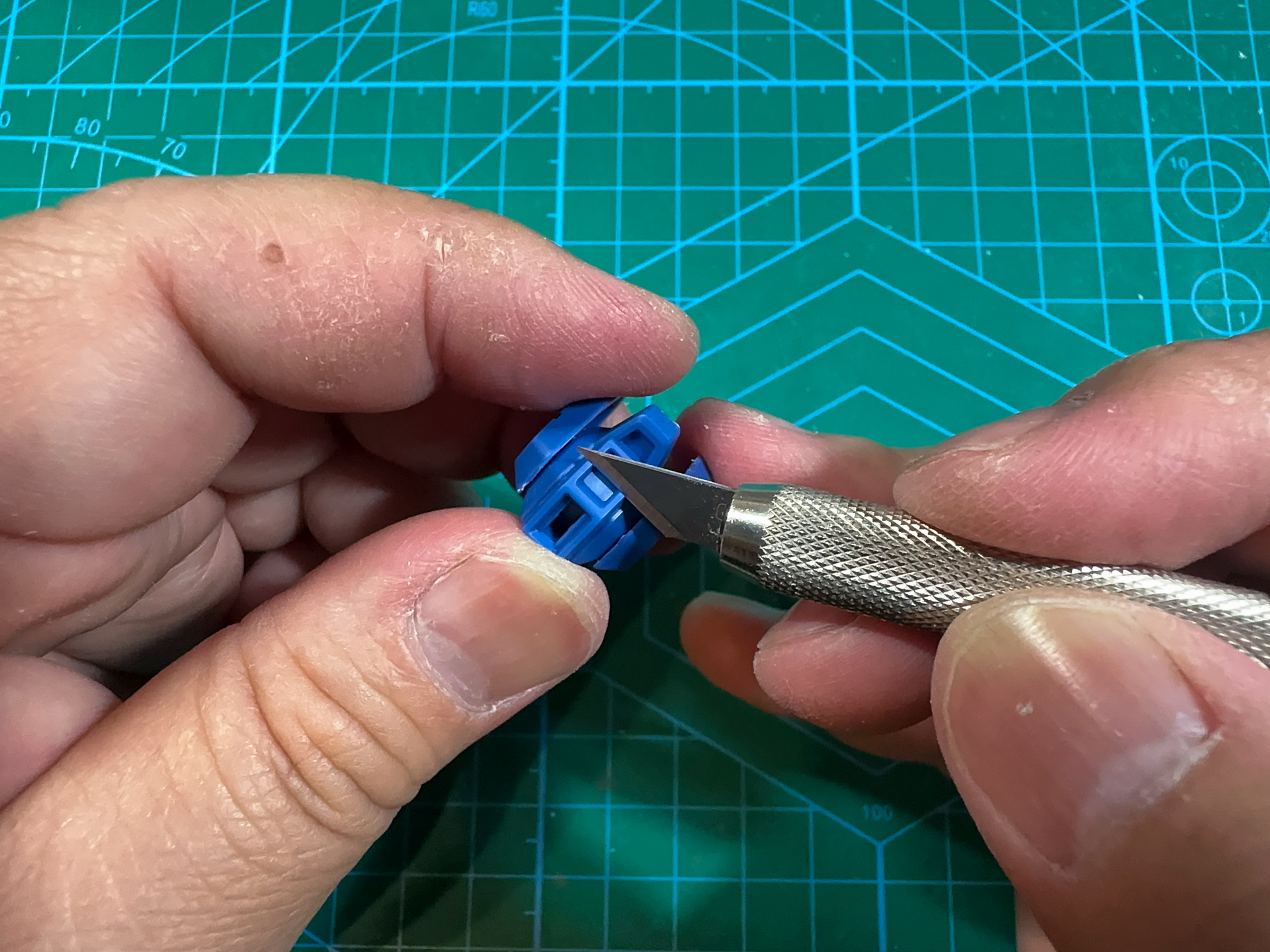 パーツのエッジ出しはゴッドハンドのエッジ出しヤスリやタミヤのモデラーズナイフを使用してエッジを立てていきます。