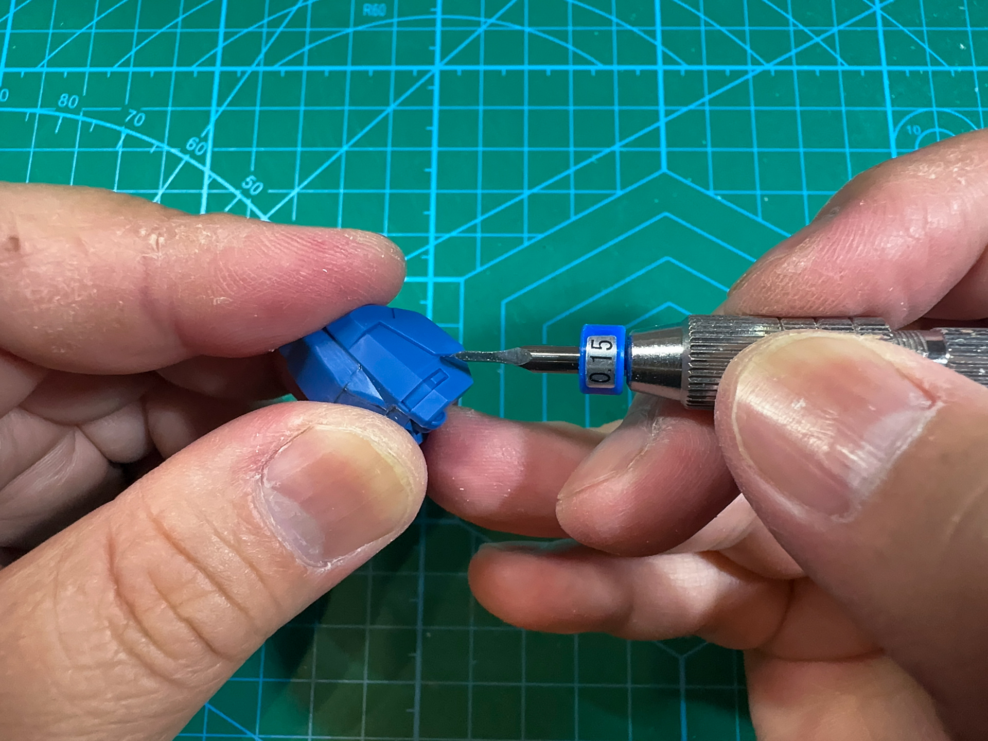 モールドの彫り直しは、ファンテックのスジ彫りカーバイト0.15を使用して掘り直しを行ないます。