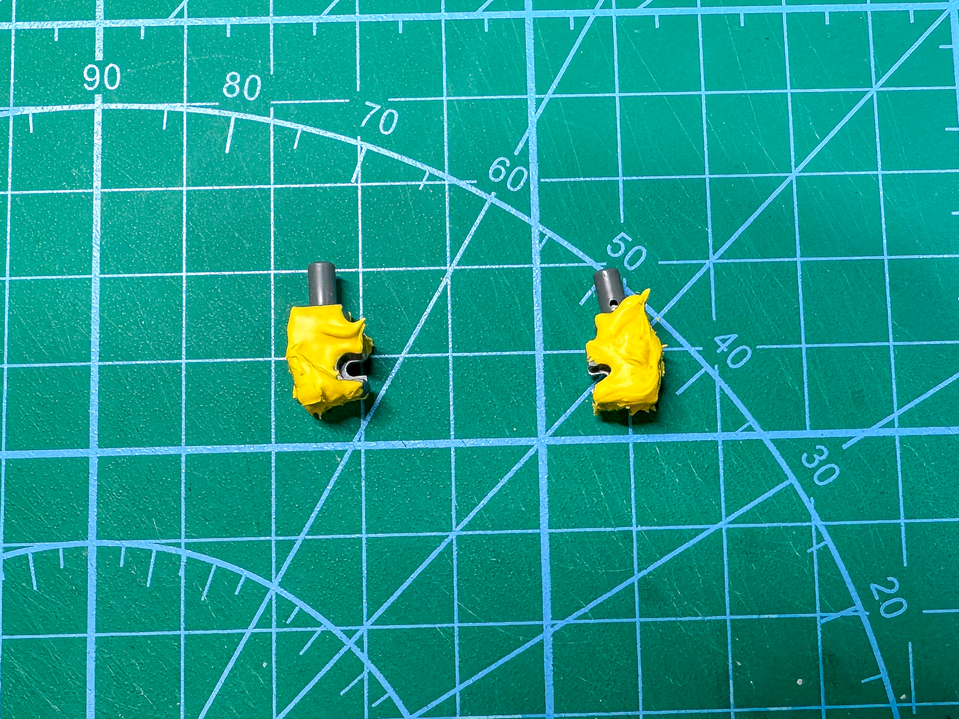 パテ盛りを行なったスラスター基部。ポリパテは硬化時に肉痩せするので多めに盛り付けます。