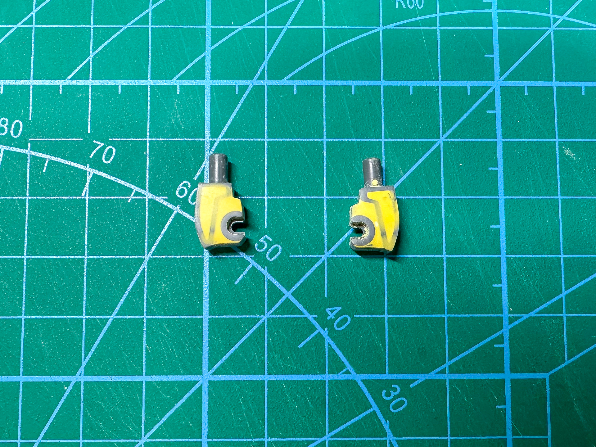 硬化後やすり掛けを行なったスラスター基部。この上から塗装を行なえば肉抜き穴はわかりません。