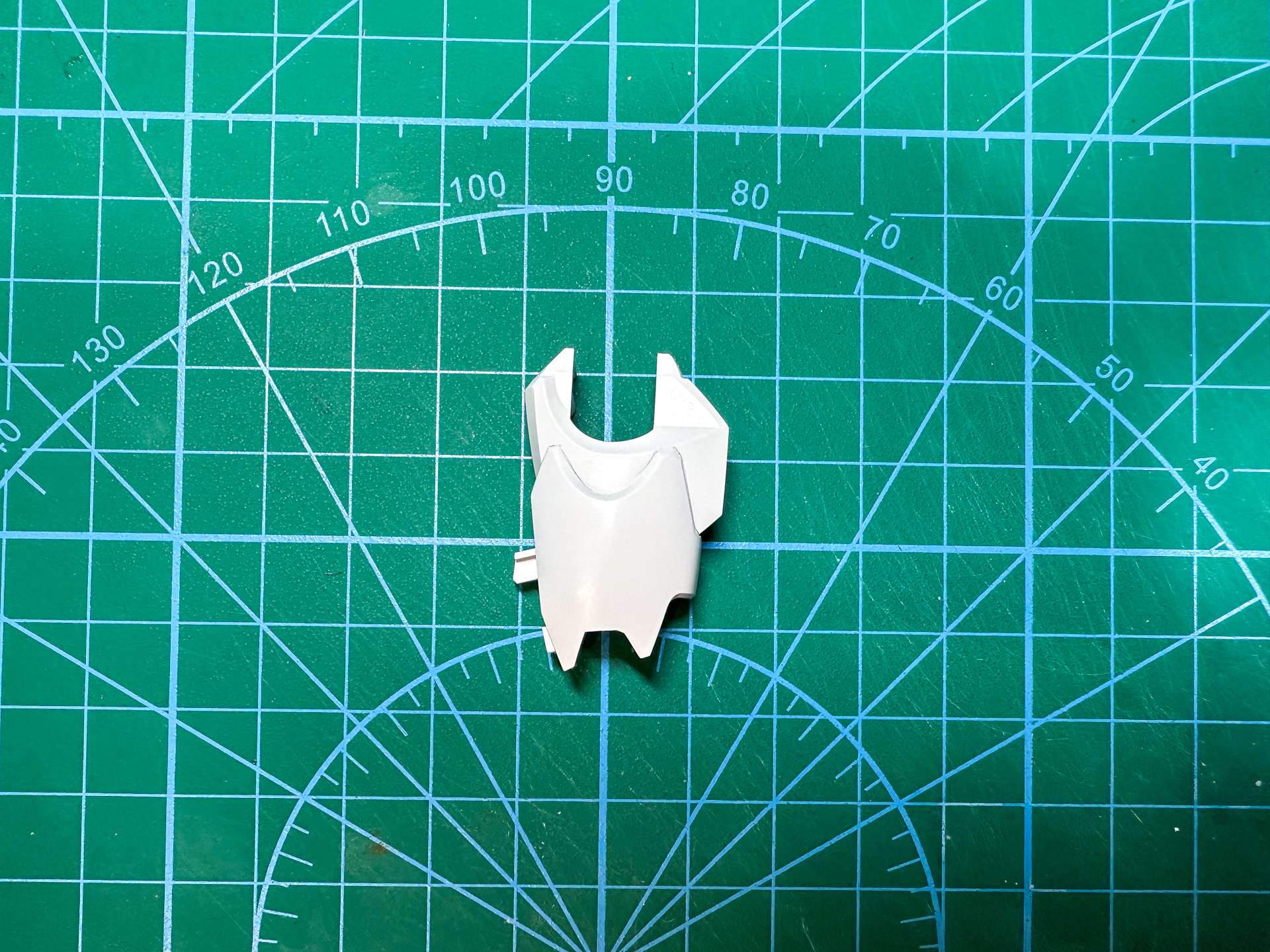 ホワイト部分を塗装した大腿部パーツ。ホワイトの塗料は隠ぺい力も低く、塗装表面も荒れやすいので注意して塗装を行ないます。