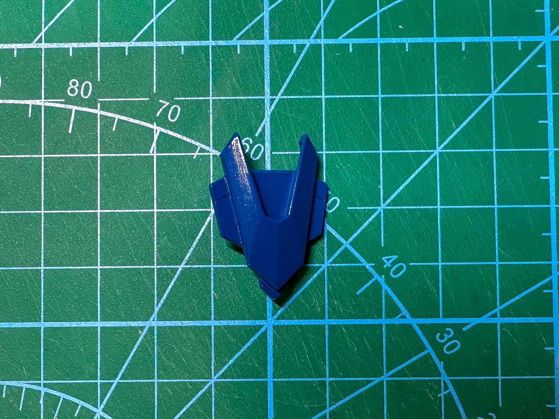 ブルー部分を塗装したエスカッシャン。今回の作例で一番調色苦労した色です。